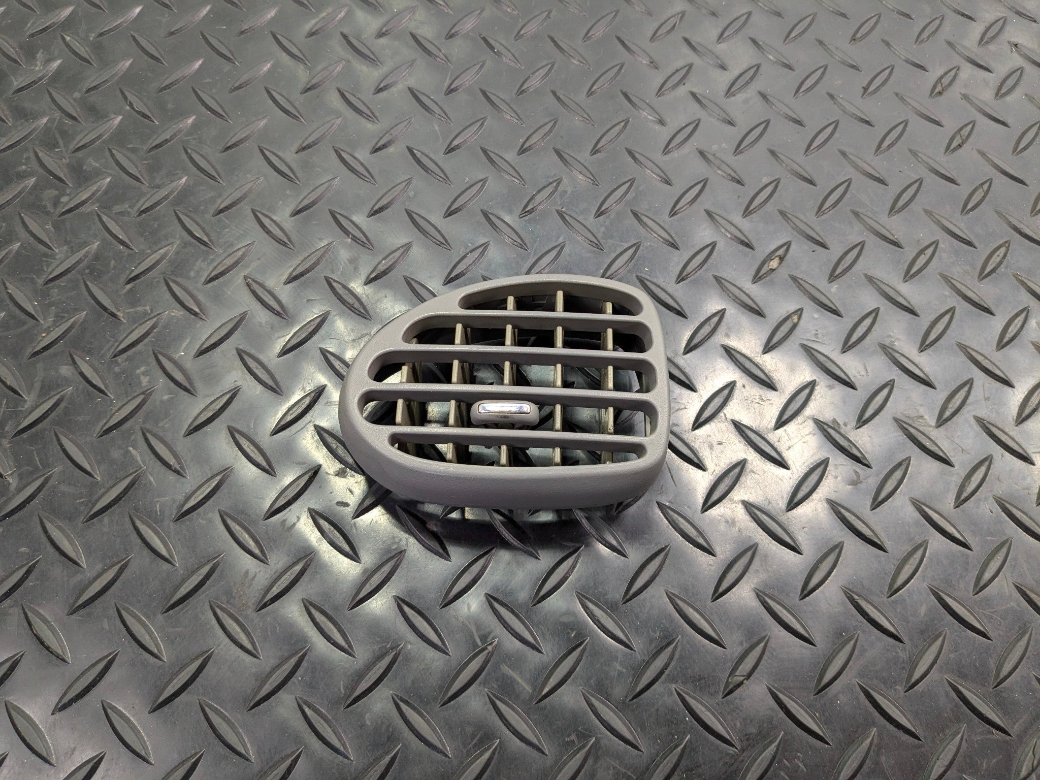 05 - 07 OEM CHEVROLET TRAILBLAZER LEFT DRIVER SIDE DASH AIR VENT FILTER GRILLE