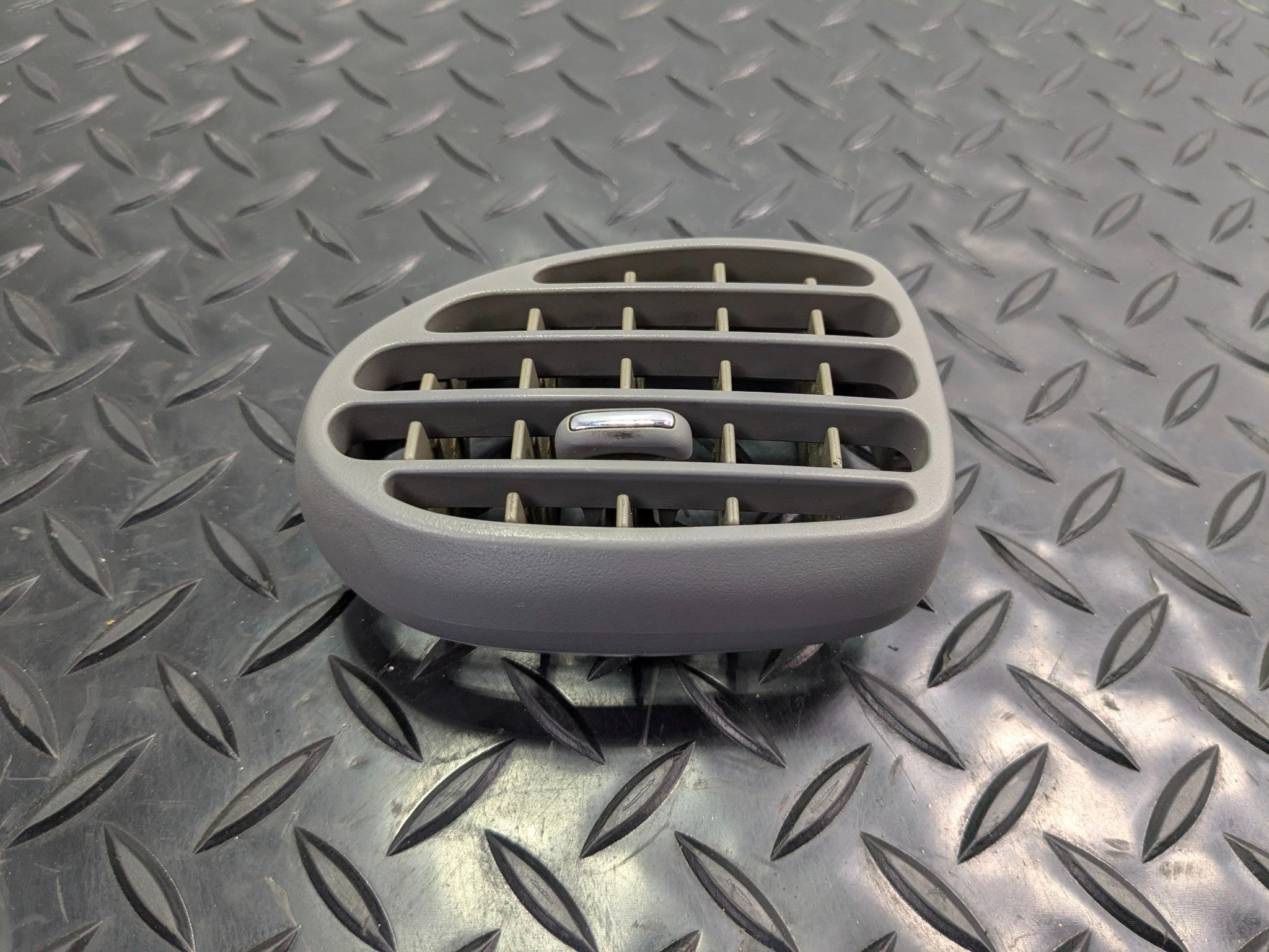 05 - 07 OEM CHEVROLET TRAILBLAZER LEFT DRIVER SIDE DASH AIR VENT FILTER GRILLE