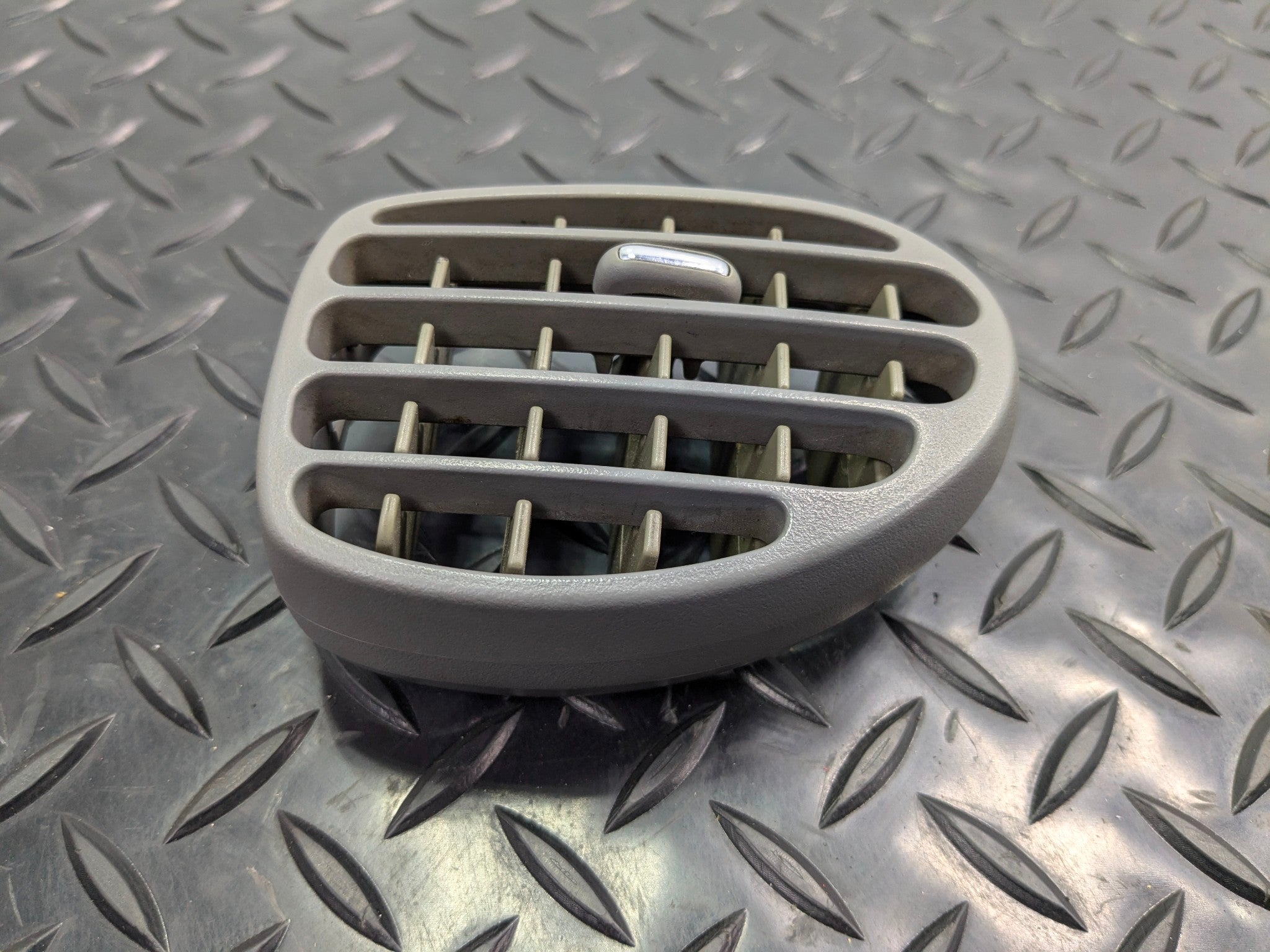 05 - 07 OEM CHEVROLET TRAILBLAZER LEFT DRIVER SIDE DASH AIR VENT FILTER GRILLE