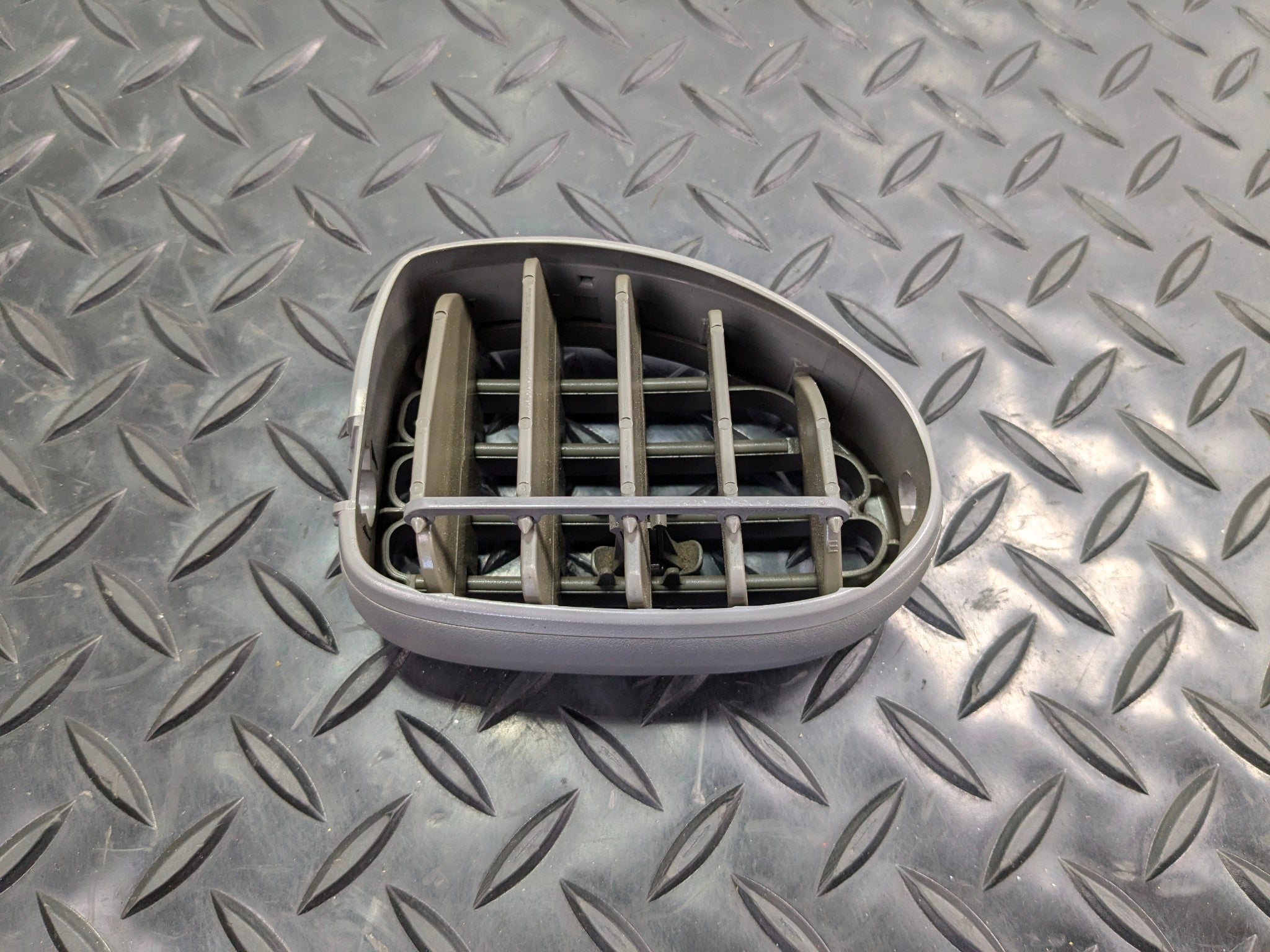 05 - 07 OEM CHEVROLET TRAILBLAZER LEFT DRIVER SIDE DASH AIR VENT FILTER GRILLE