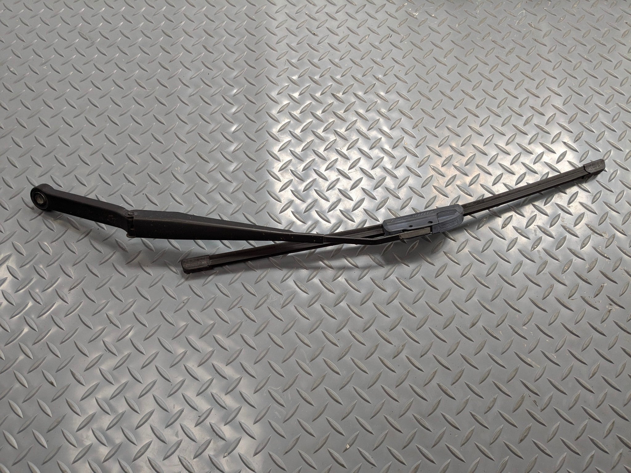 05 - 07 OEM CHEVROLET TRAILBLAZER FRONT LEFT DRIVER SIDE WINDSHIELD WIPER ARM