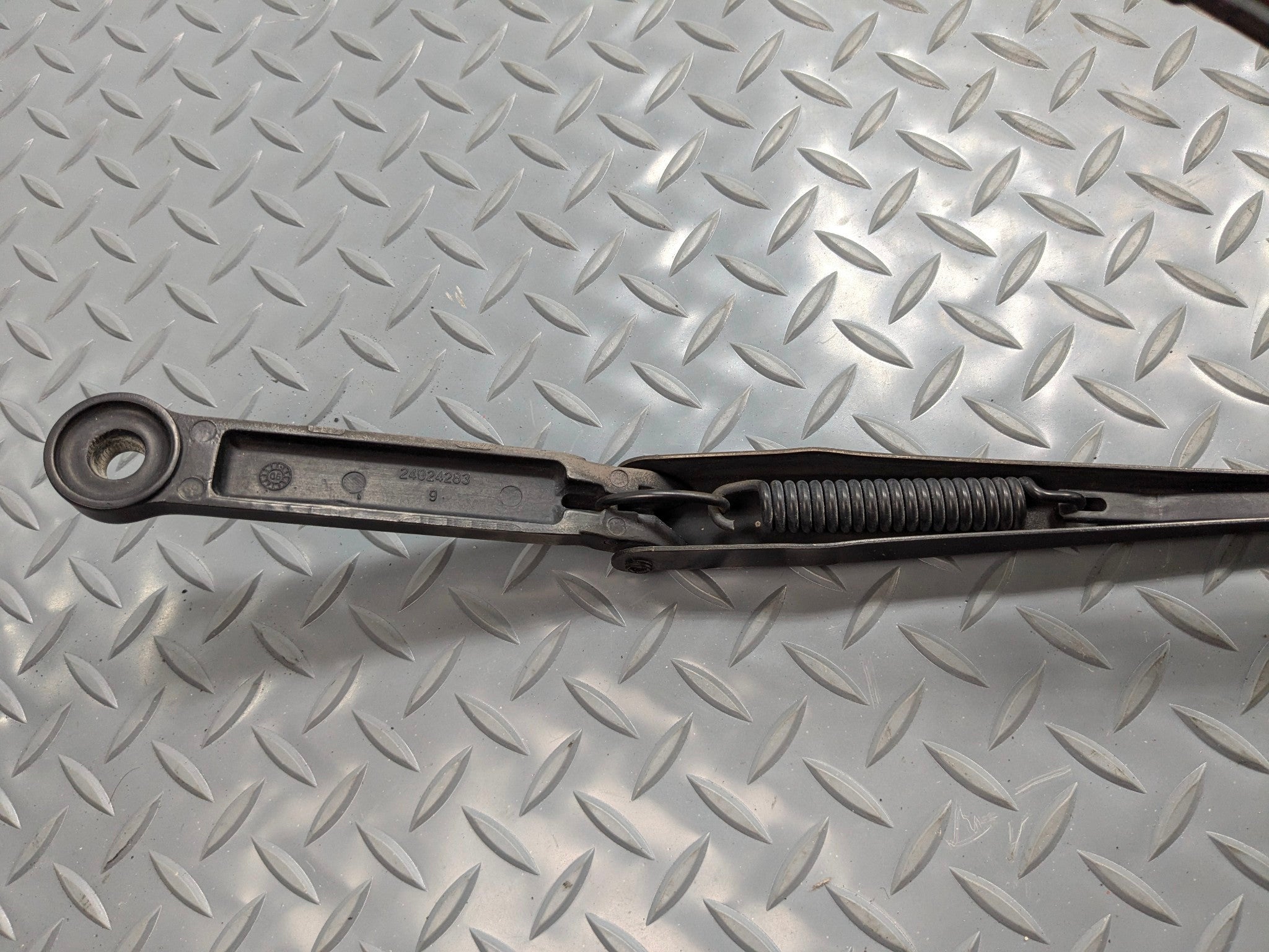 05 - 07 OEM CHEVROLET TRAILBLAZER FRONT LEFT DRIVER SIDE WINDSHIELD WIPER ARM