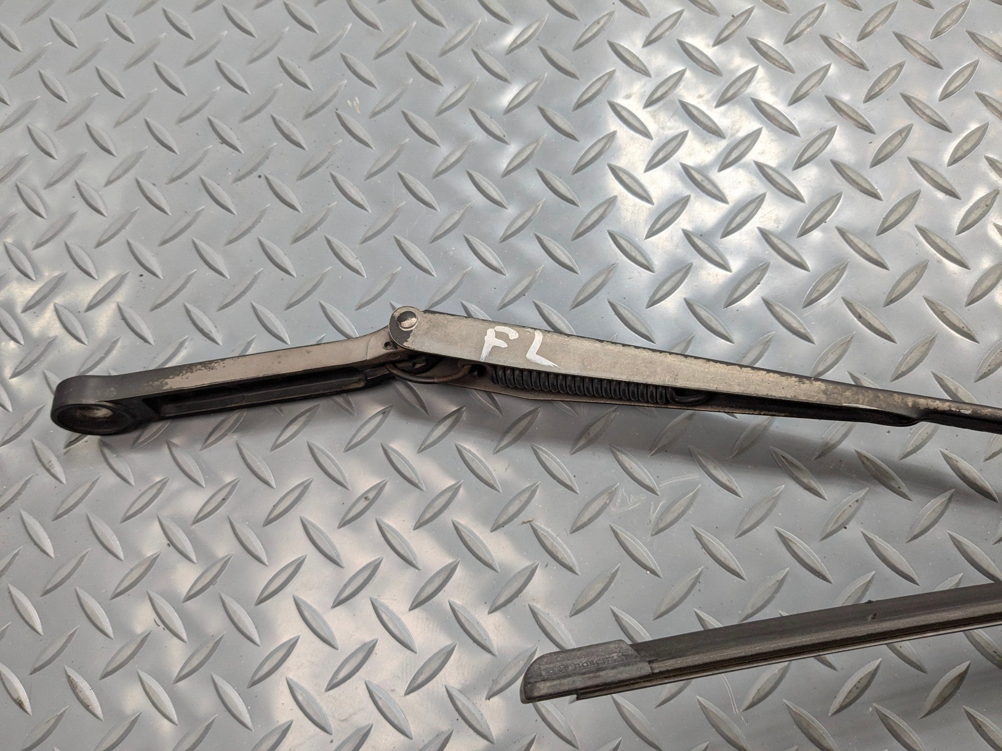 05 - 07 OEM CHEVROLET TRAILBLAZER FRONT LEFT DRIVER SIDE WINDSHIELD WIPER ARM