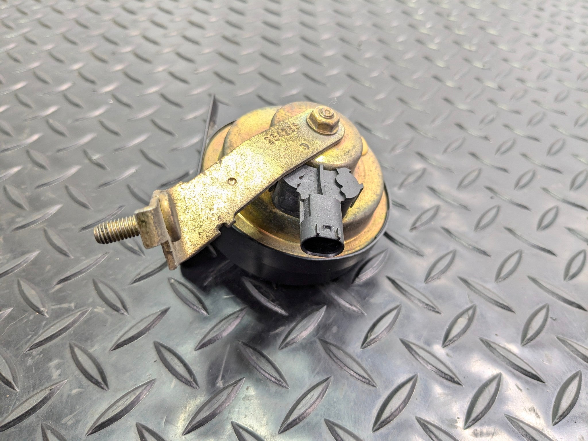 1999 - 2004 OEM BMW 325I FRONT LOW TONE PITCH HORN SIGNAL WITH BRACKET