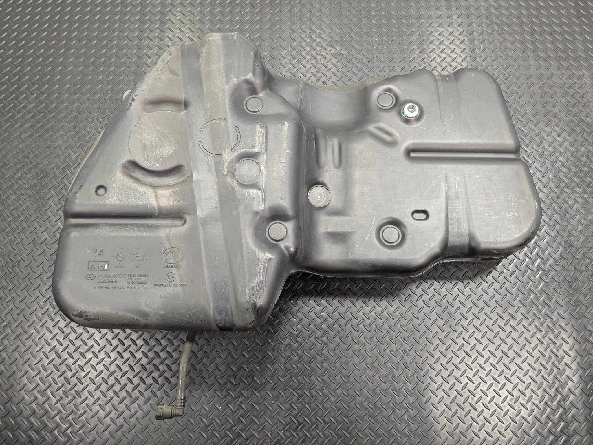 2013 - 2019 OEM HYUNDAI SANTA FE REAR FUEL TANK RESERVOIR ASSEMBLY