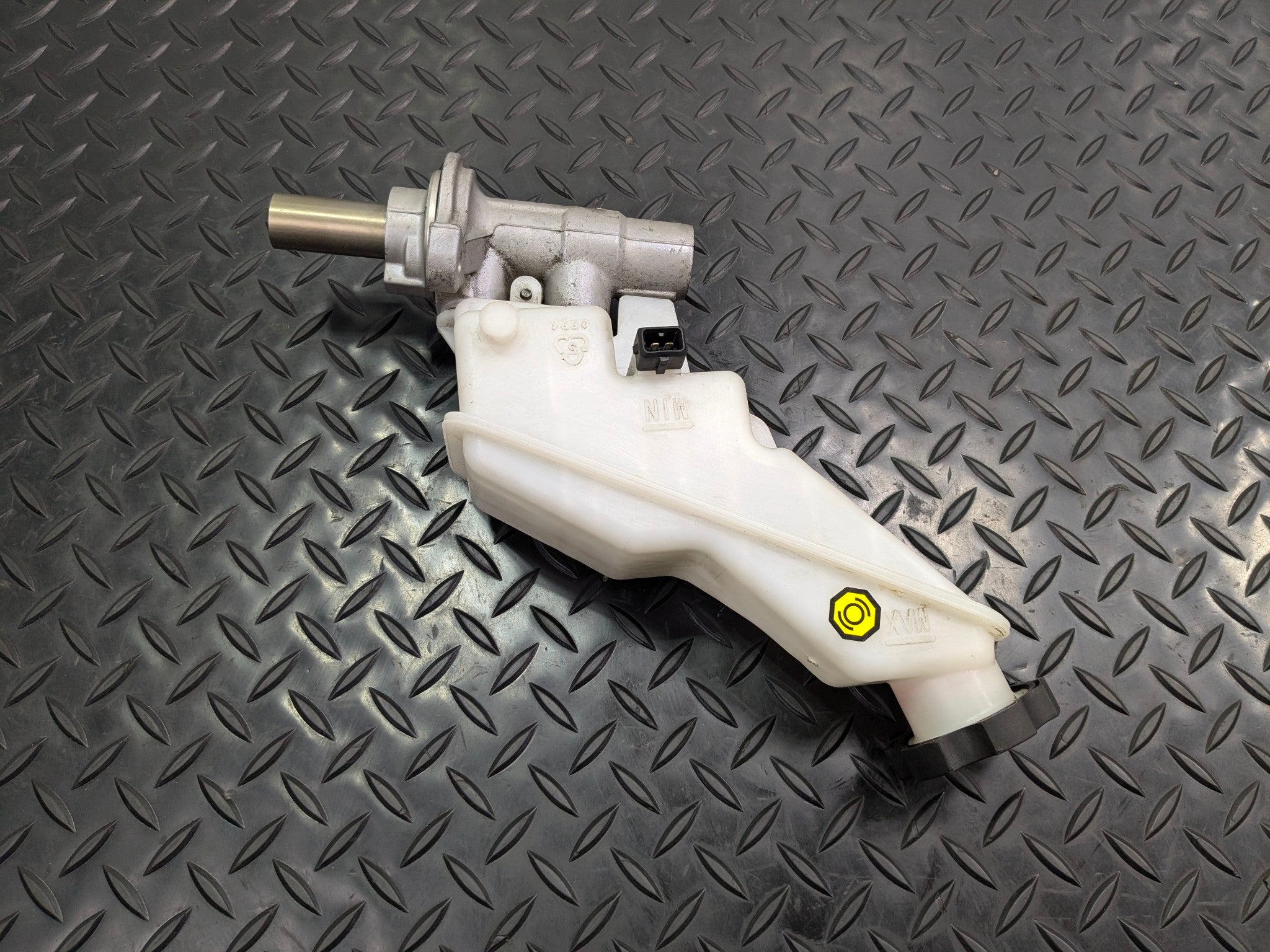 2013 - 2019 OEM HYUNDAI SANTA FE BRAKE MASTER CYLINDER