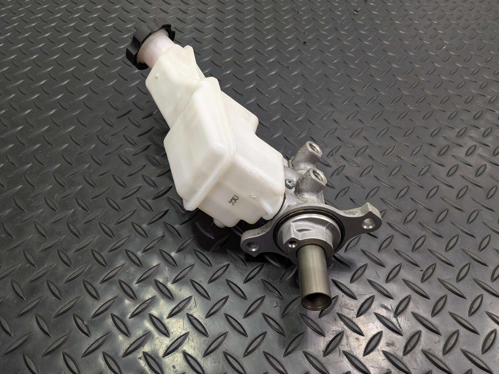 2013 - 2019 OEM HYUNDAI SANTA FE BRAKE MASTER CYLINDER