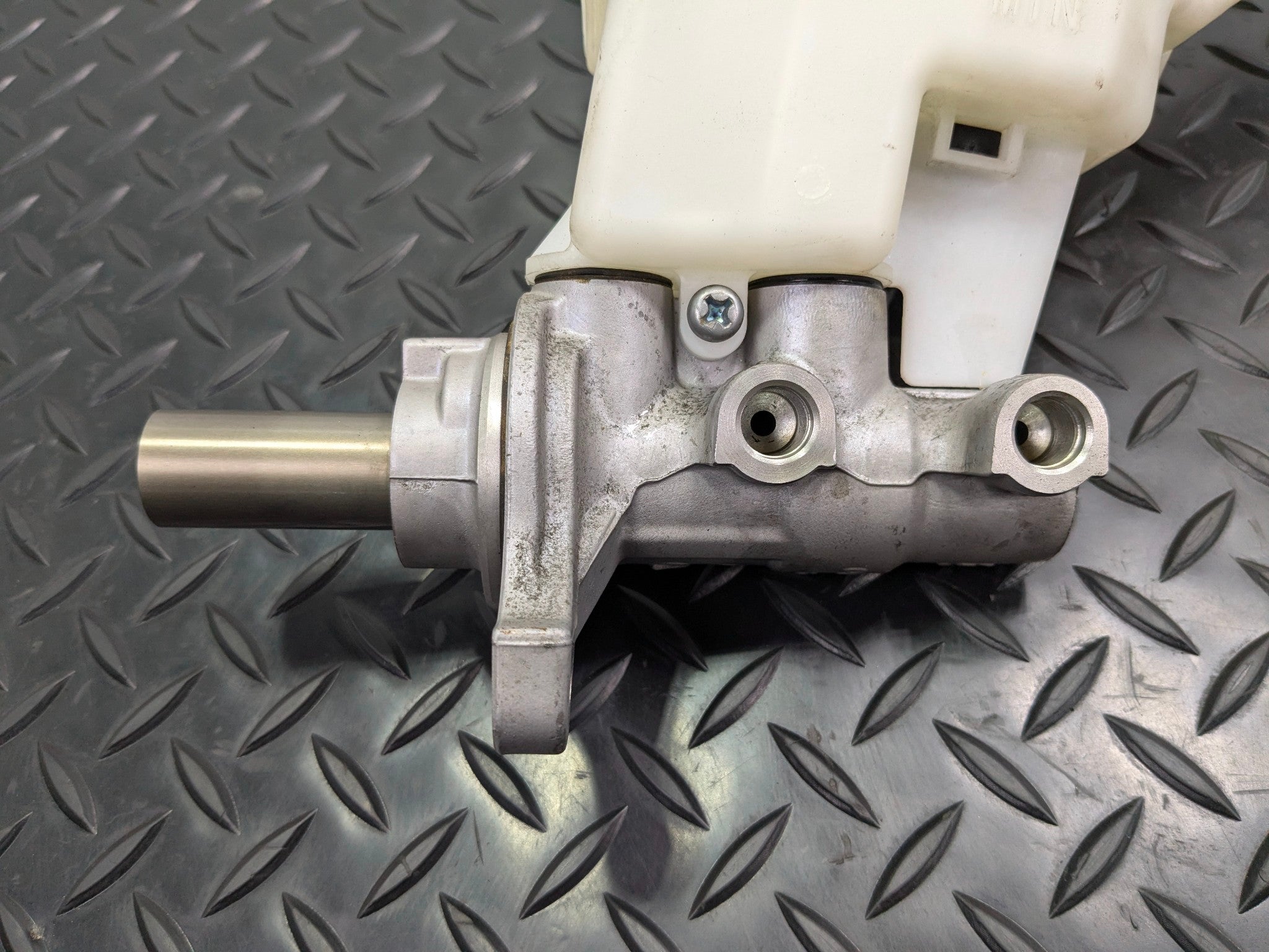 2013 - 2019 OEM HYUNDAI SANTA FE BRAKE MASTER CYLINDER