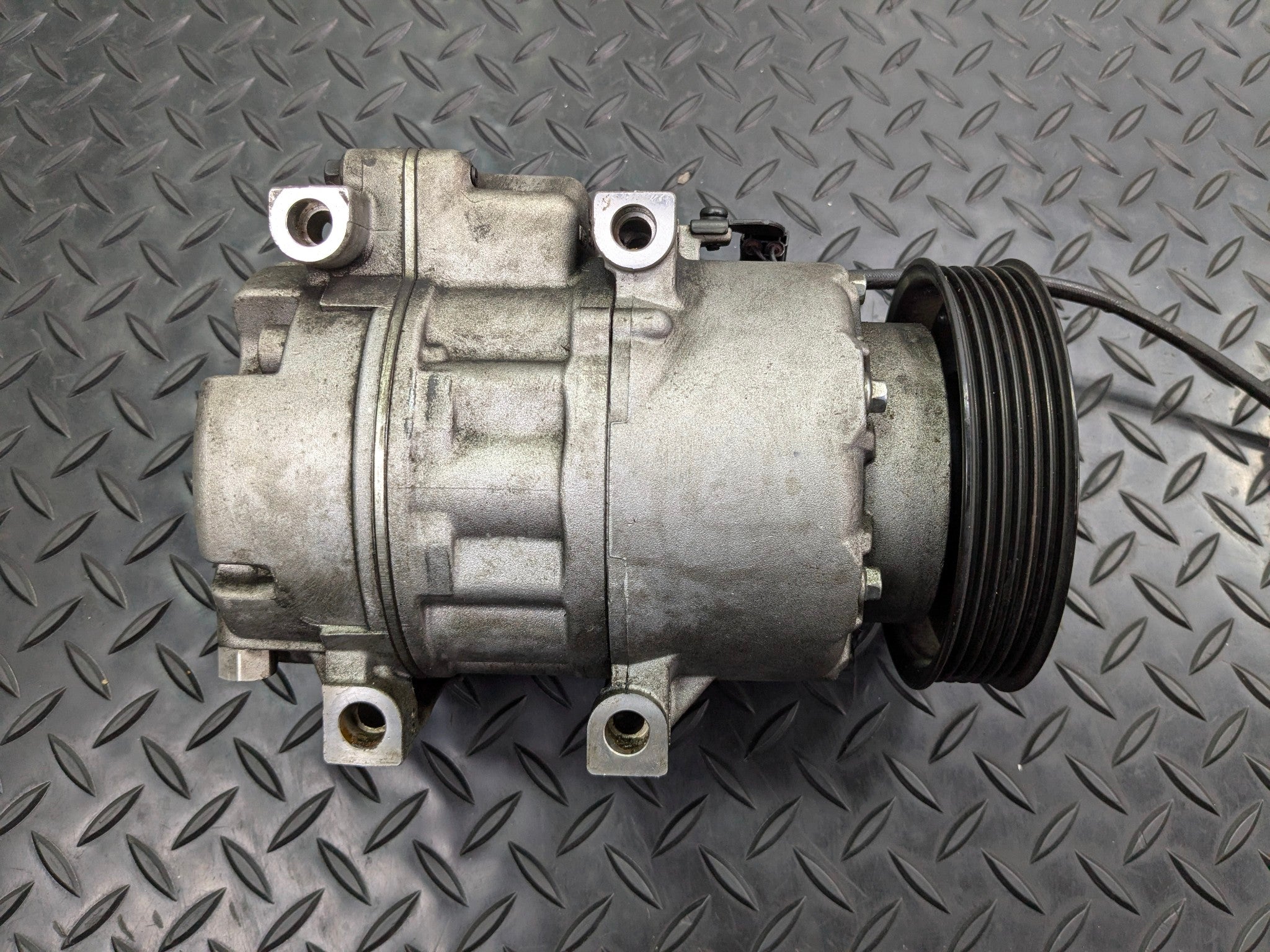 2013 - 2019 OEM HYUNDAI SANTA FE AC AIR CONDITIONING COMPRESSOR PUMP
