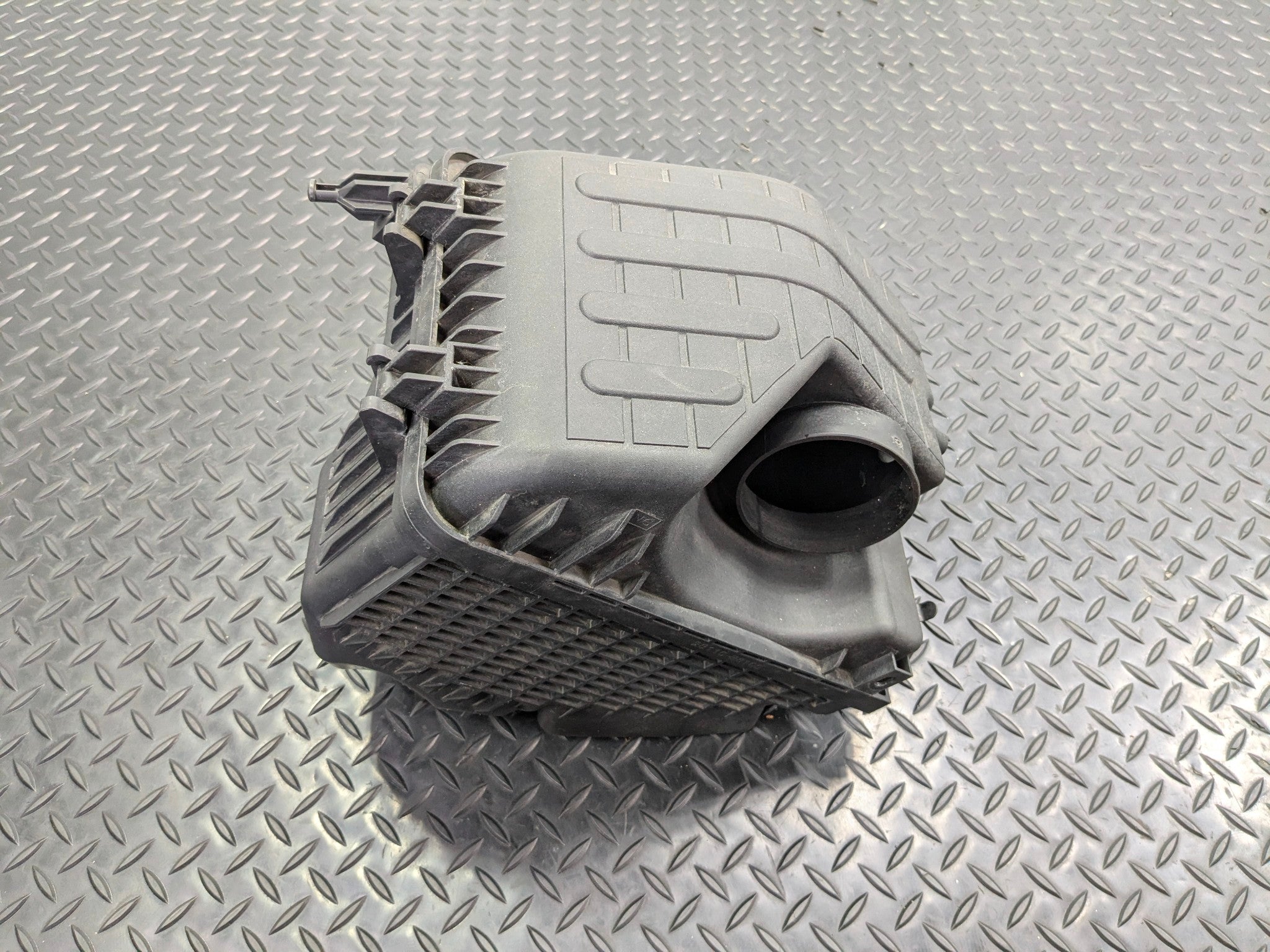 2013 - 2019 OEM HYUNDAI SANTA FE AIR INTAKE CLEANER BOX