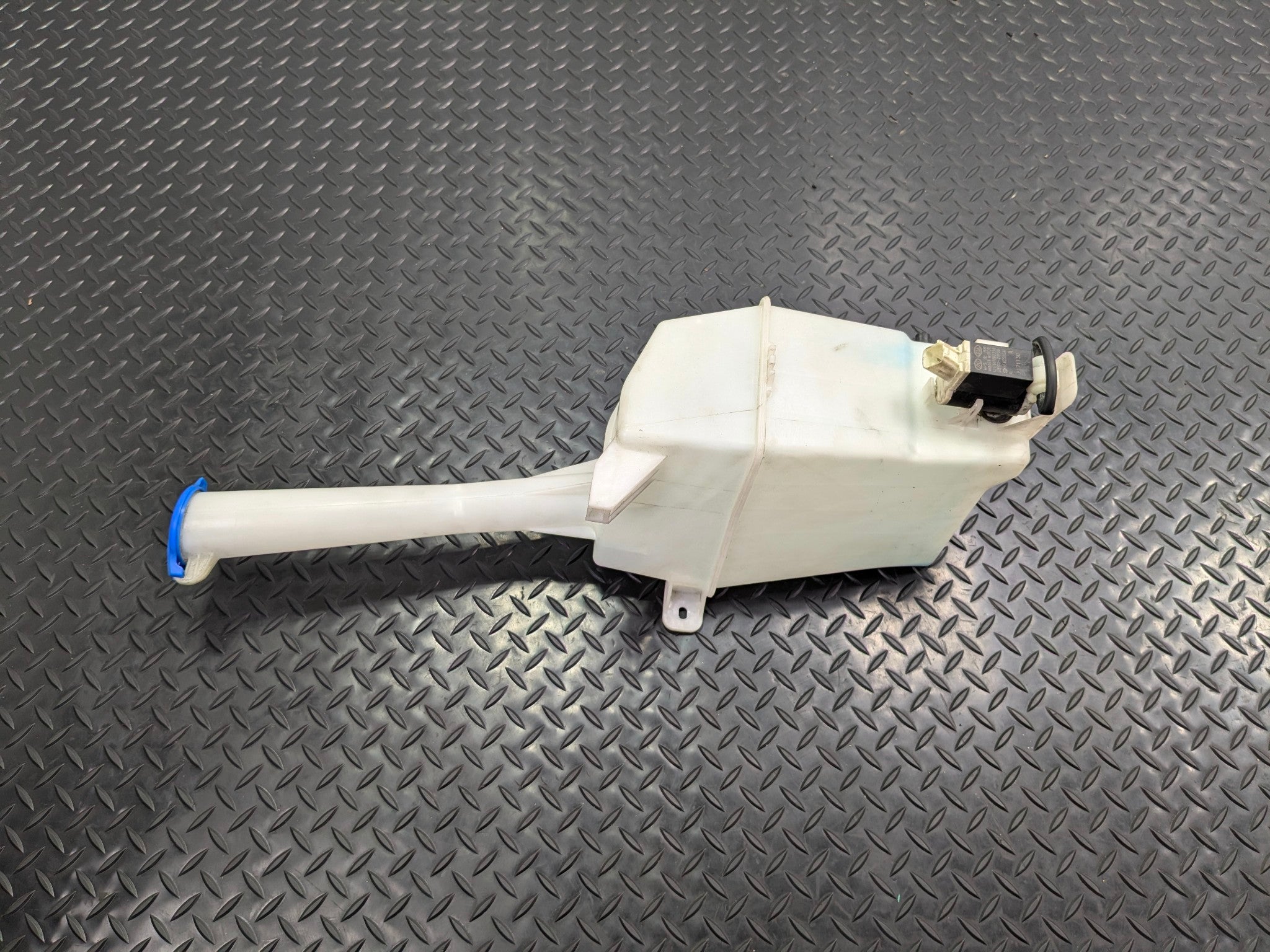 2013 - 2019 OEM HYUNDAI SANTA FE WINDSHIELD WASHER BOTTLE RESERVOIR TANK