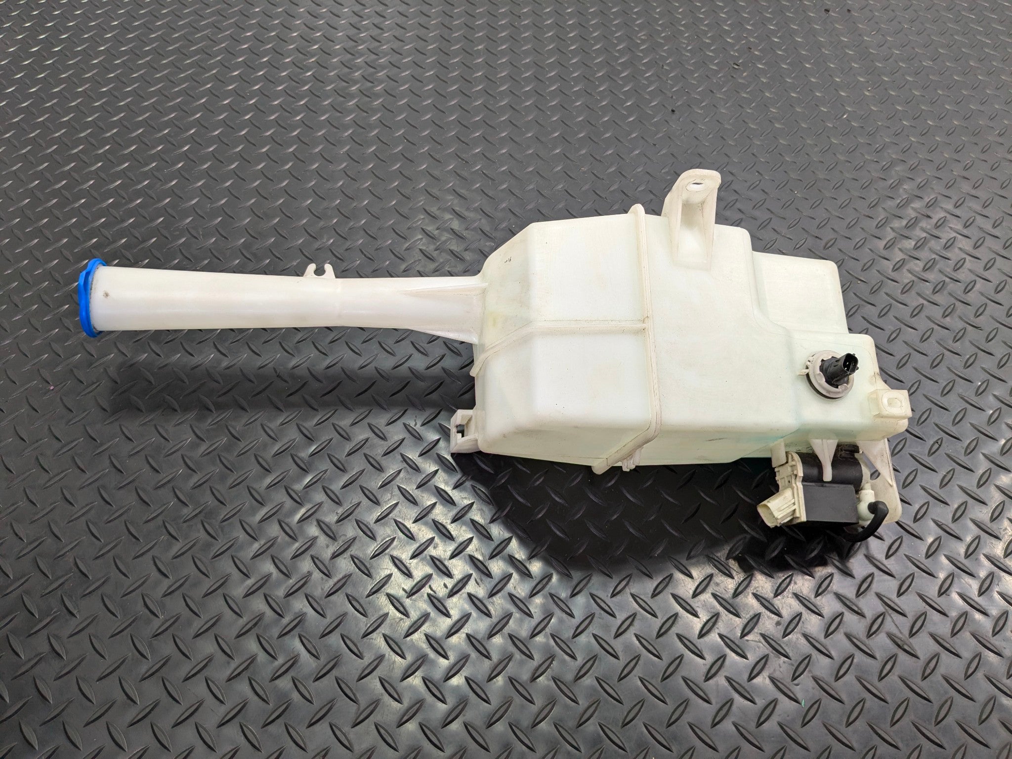 2013 - 2019 OEM HYUNDAI SANTA FE WINDSHIELD WASHER BOTTLE RESERVOIR TANK