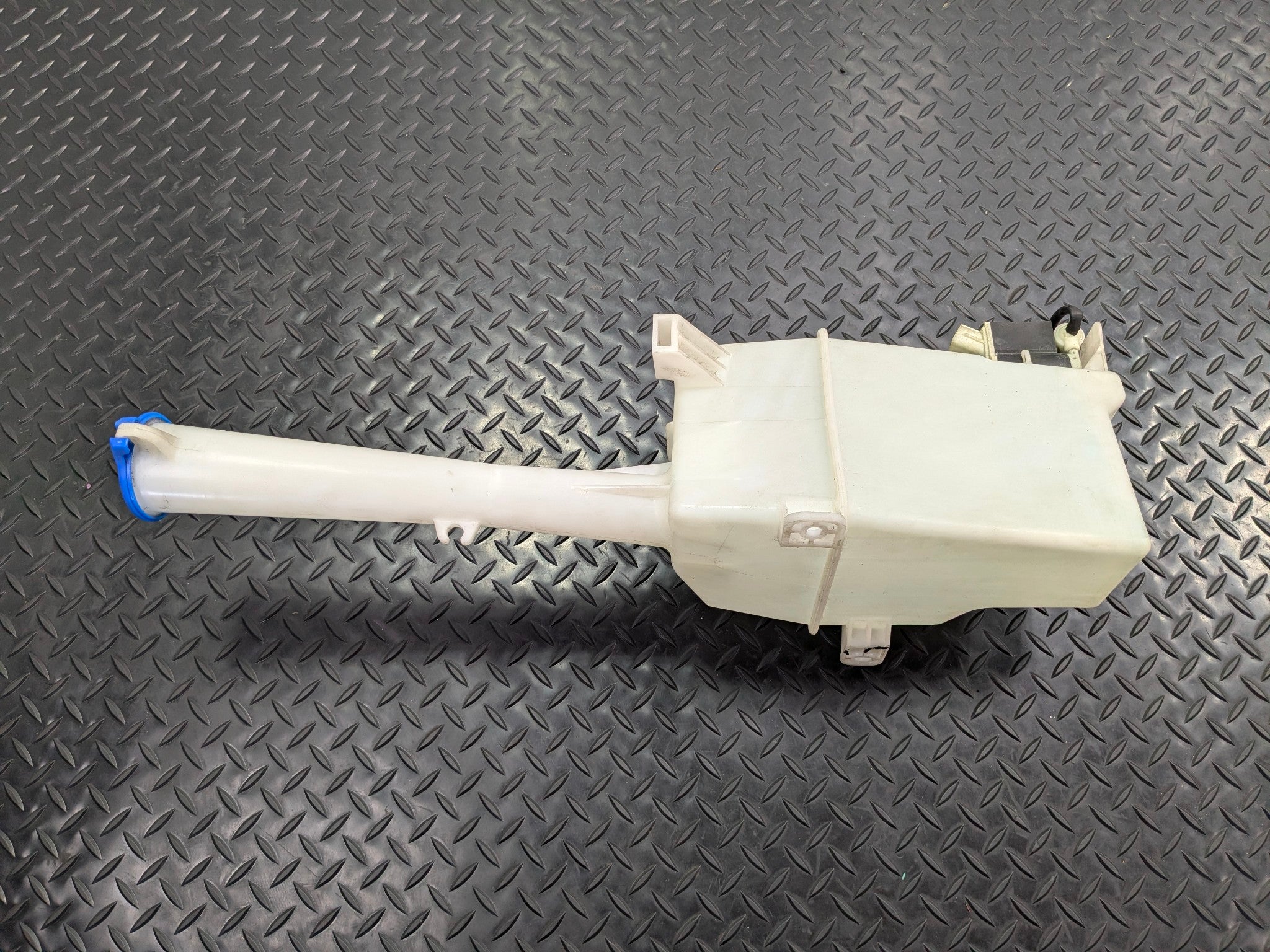 2013 - 2019 OEM HYUNDAI SANTA FE WINDSHIELD WASHER BOTTLE RESERVOIR TANK