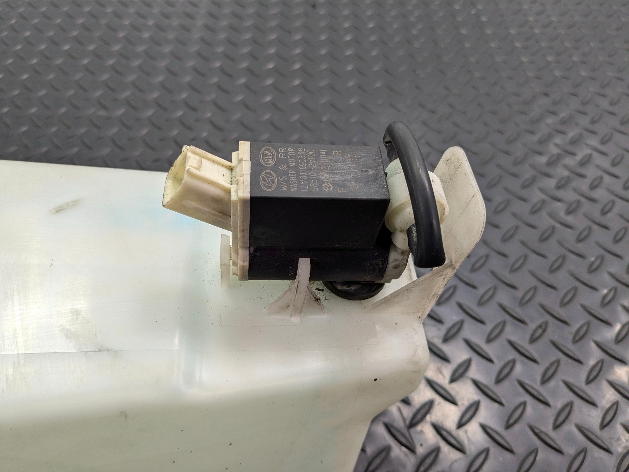 2013 - 2019 OEM HYUNDAI SANTA FE WINDSHIELD WASHER BOTTLE RESERVOIR TANK