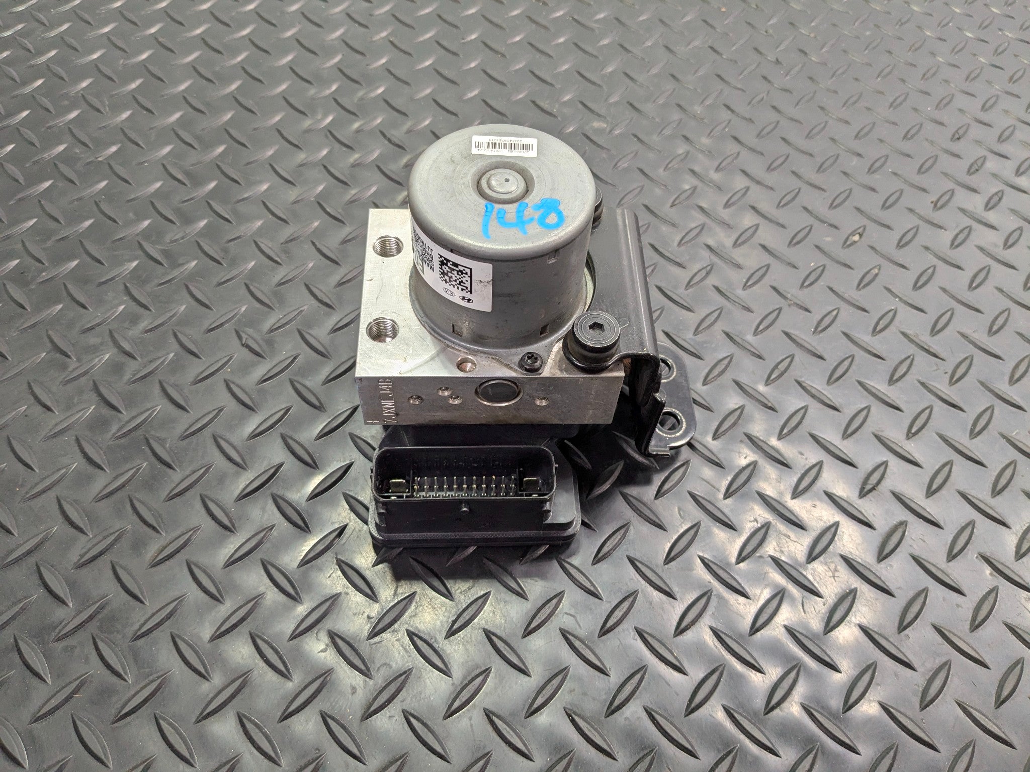 2013 - 2019 OEM HYUNDAI SANTA FE ANTI LOCK BRAKE SYSTEM PUMP MODULE