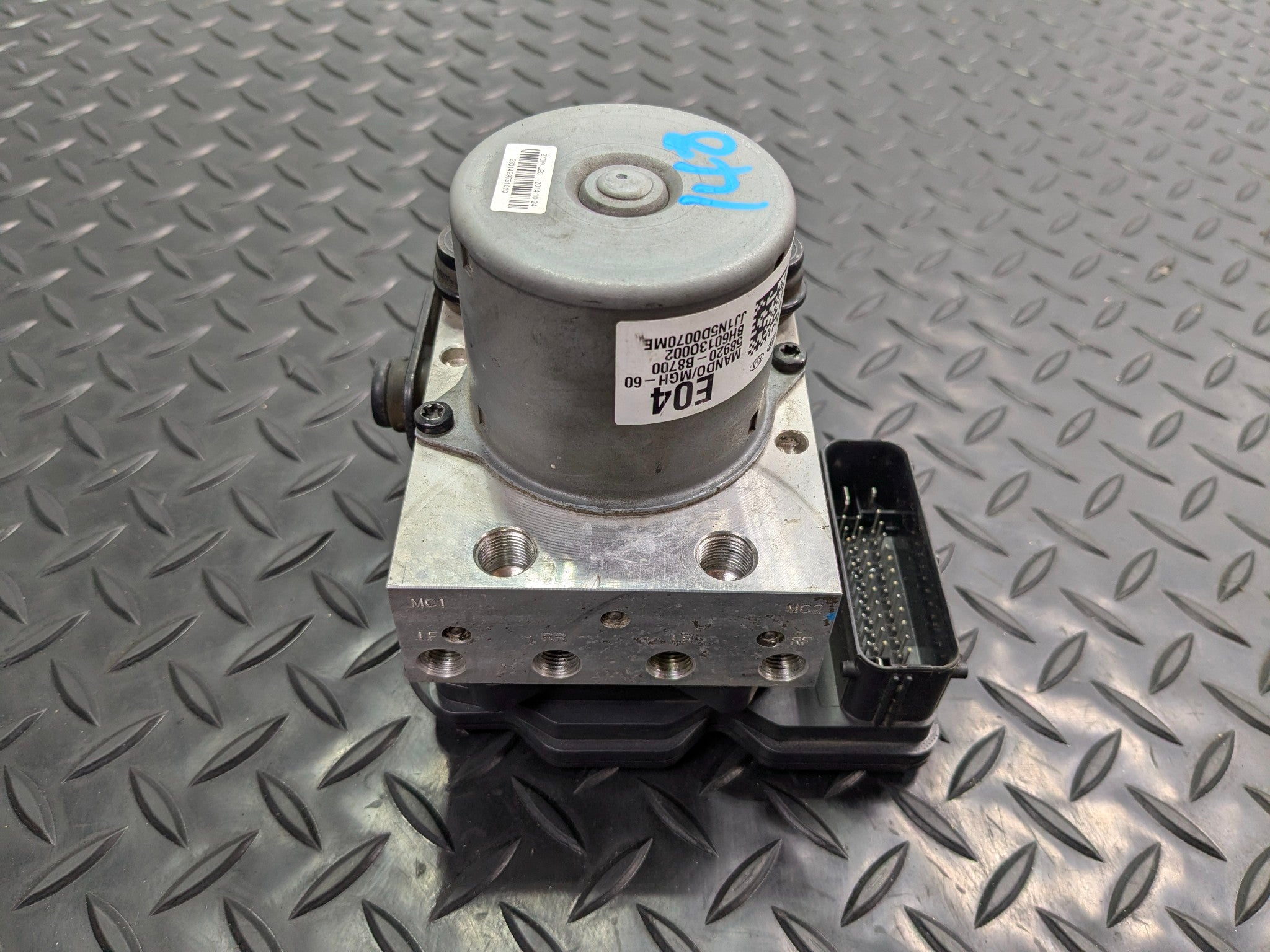 2013 - 2019 OEM HYUNDAI SANTA FE ANTI LOCK BRAKE SYSTEM PUMP MODULE