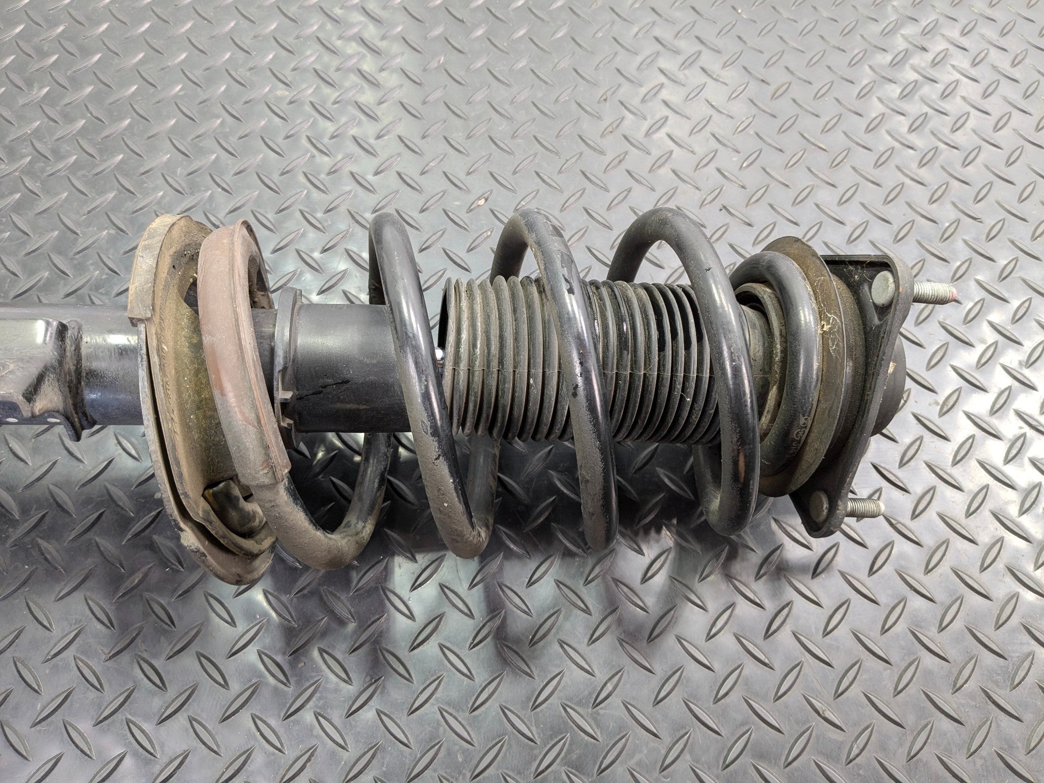 2013 - 2019 OEM HYUNDAI SANTA FE FRONT LEFT SIDE SHOCK SPRING STRUT ABSORBER