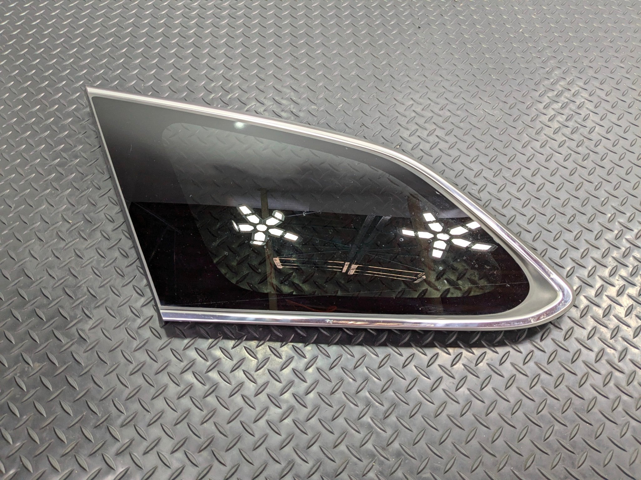 2013 - 2019 OEM HYUNDAI SANTA FE REAR LEFT DRIVER SIDE QUARTER WINDOW VENT GLASS