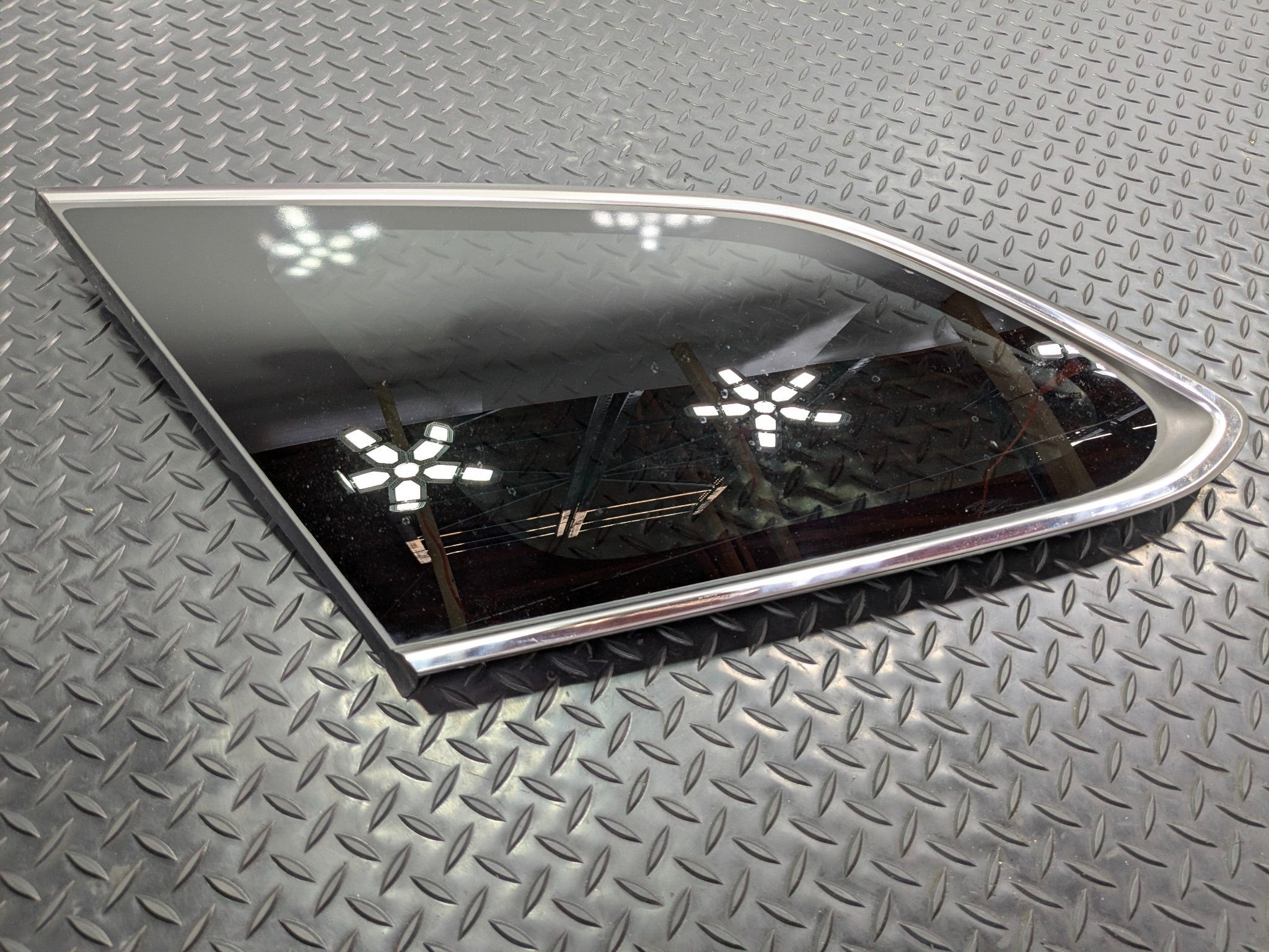 2013 - 2019 OEM HYUNDAI SANTA FE REAR LEFT DRIVER SIDE QUARTER WINDOW VENT GLASS