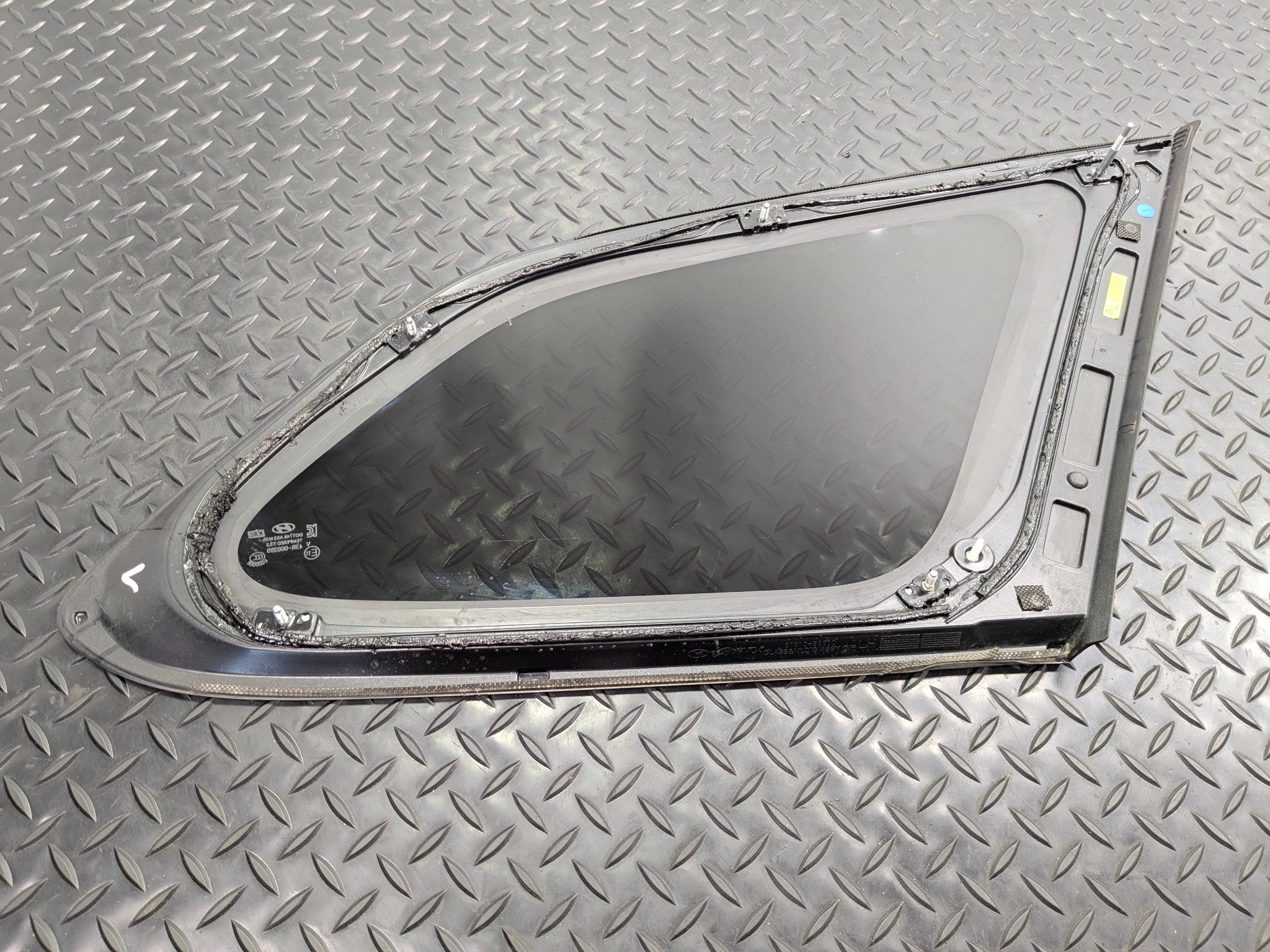 2013 - 2019 OEM HYUNDAI SANTA FE REAR LEFT DRIVER SIDE QUARTER WINDOW VENT GLASS