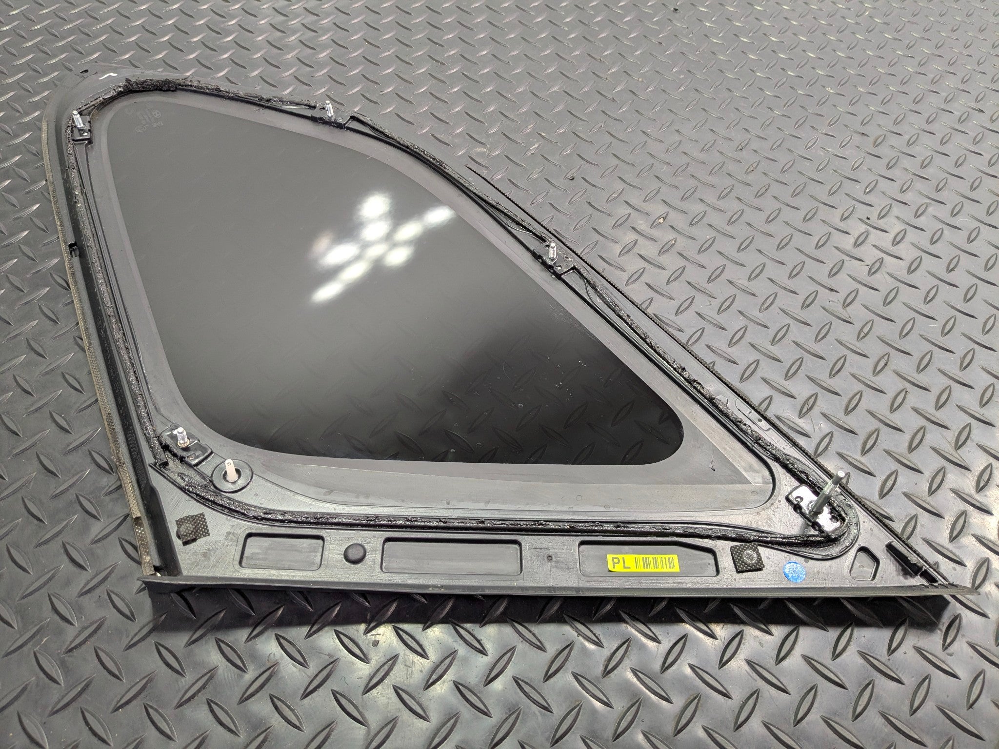 2013 - 2019 OEM HYUNDAI SANTA FE REAR LEFT DRIVER SIDE QUARTER WINDOW VENT GLASS