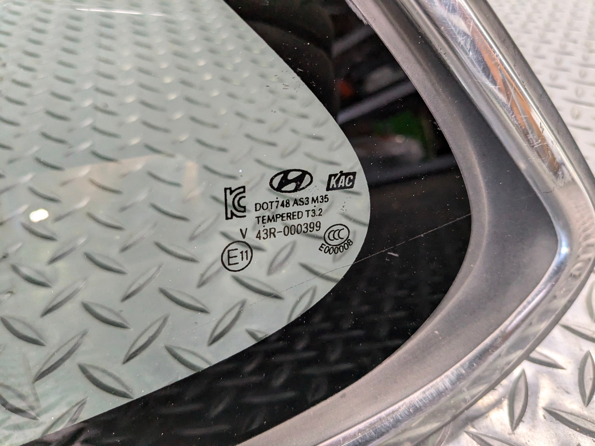2013 - 2019 OEM HYUNDAI SANTA FE REAR LEFT DRIVER SIDE QUARTER WINDOW VENT GLASS