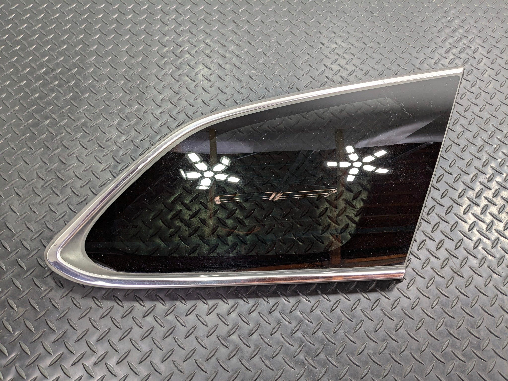 2013 - 2019 OEM HYUNDAI SANTA FE REAR RIGHT SIDE QUARTER WINDOW VENT GLASS