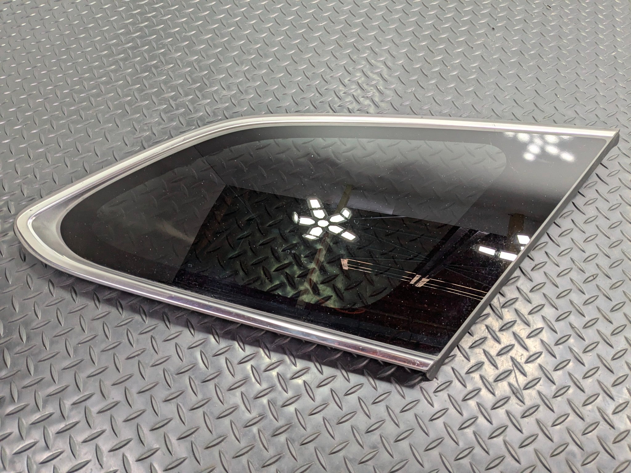 2013 - 2019 OEM HYUNDAI SANTA FE REAR RIGHT SIDE QUARTER WINDOW VENT GLASS