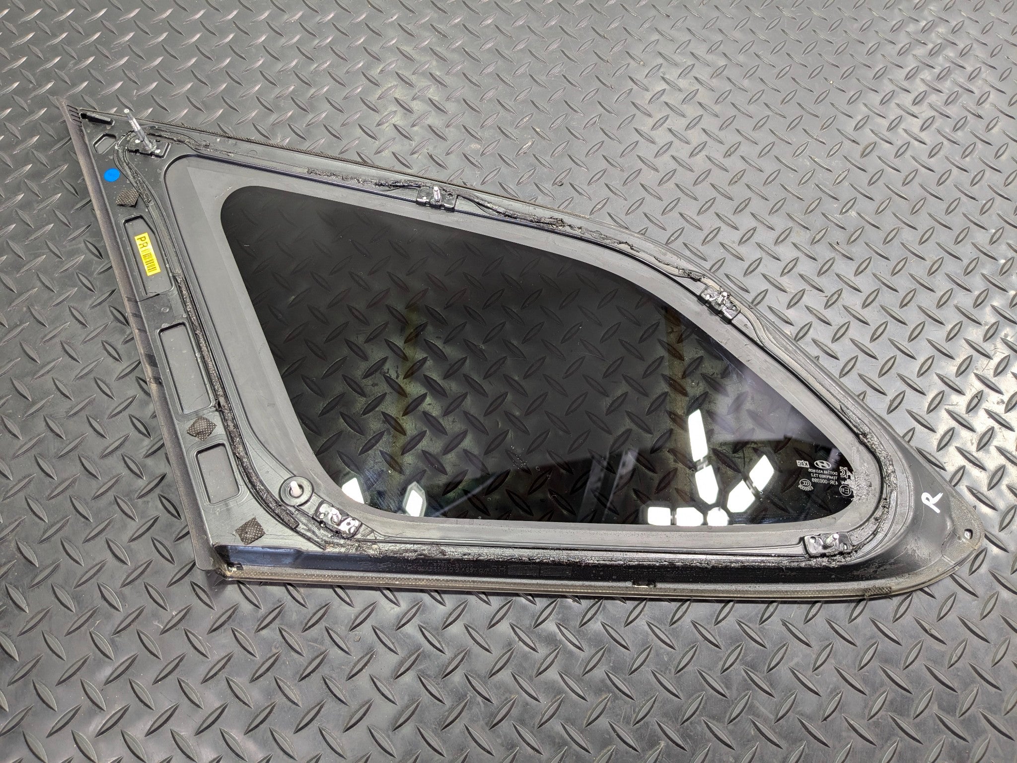 2013 - 2019 OEM HYUNDAI SANTA FE REAR RIGHT SIDE QUARTER WINDOW VENT GLASS
