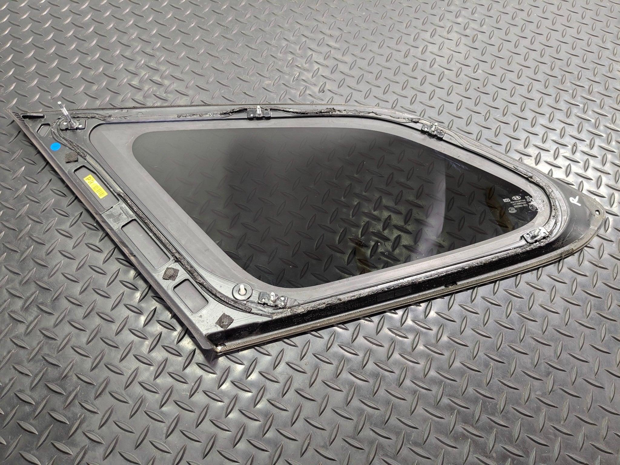 2013 - 2019 OEM HYUNDAI SANTA FE REAR RIGHT SIDE QUARTER WINDOW VENT GLASS