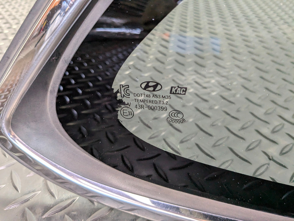 2013 - 2019 OEM HYUNDAI SANTA FE REAR RIGHT SIDE QUARTER WINDOW VENT GLASS