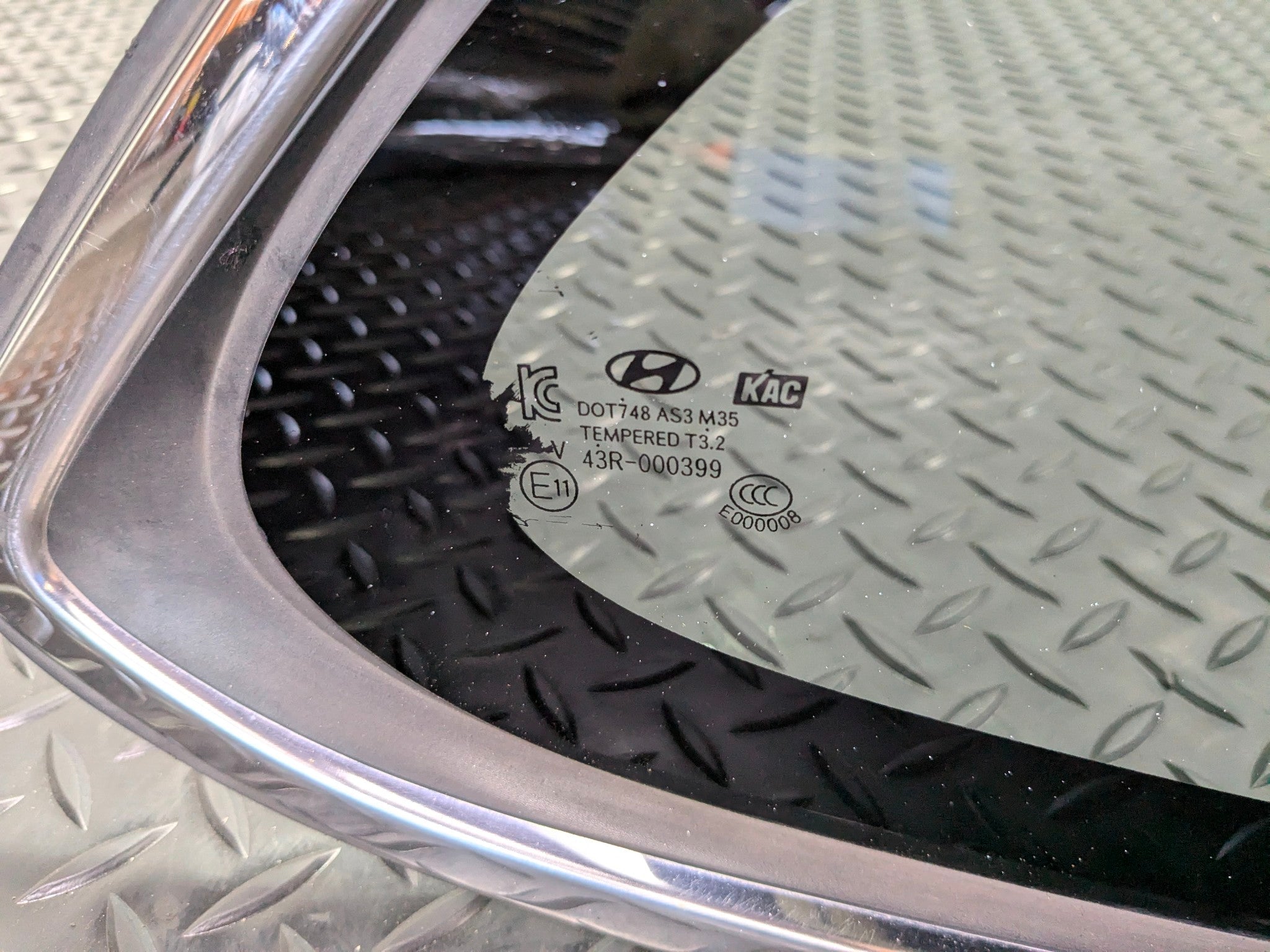 2013 - 2019 OEM HYUNDAI SANTA FE REAR RIGHT SIDE QUARTER WINDOW VENT GLASS