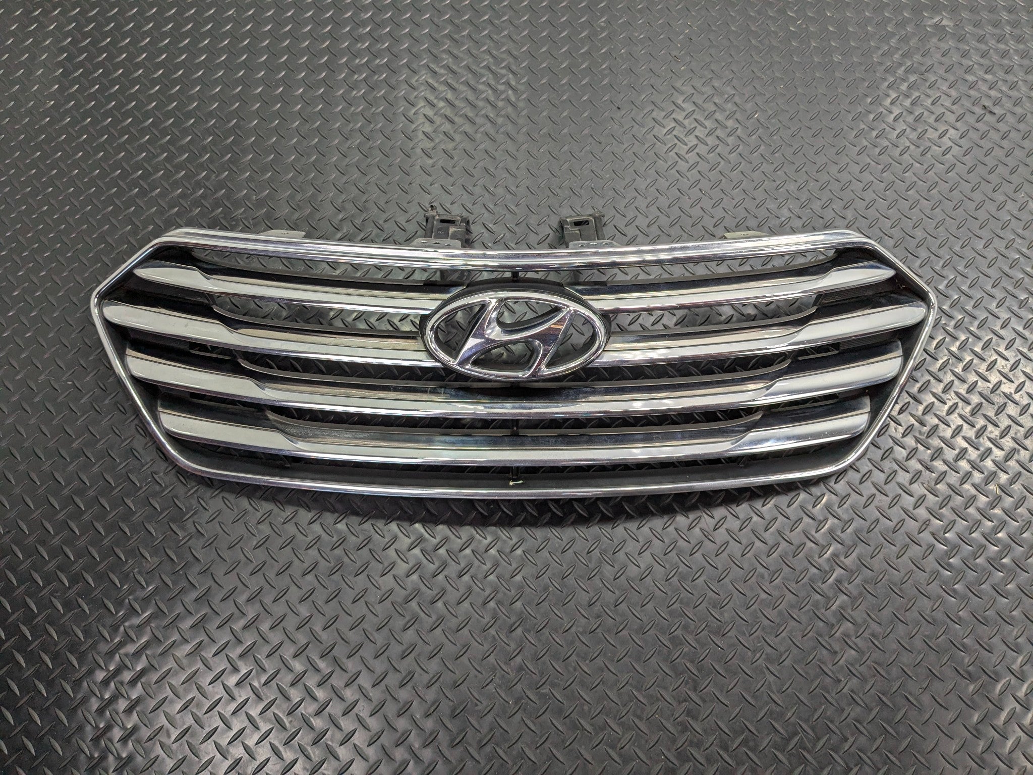 2013 - 2019 OEM HYUNDAI SANTA FE FRONT UPPER BUMPER CENTER GRILLE WITH EMBLEM