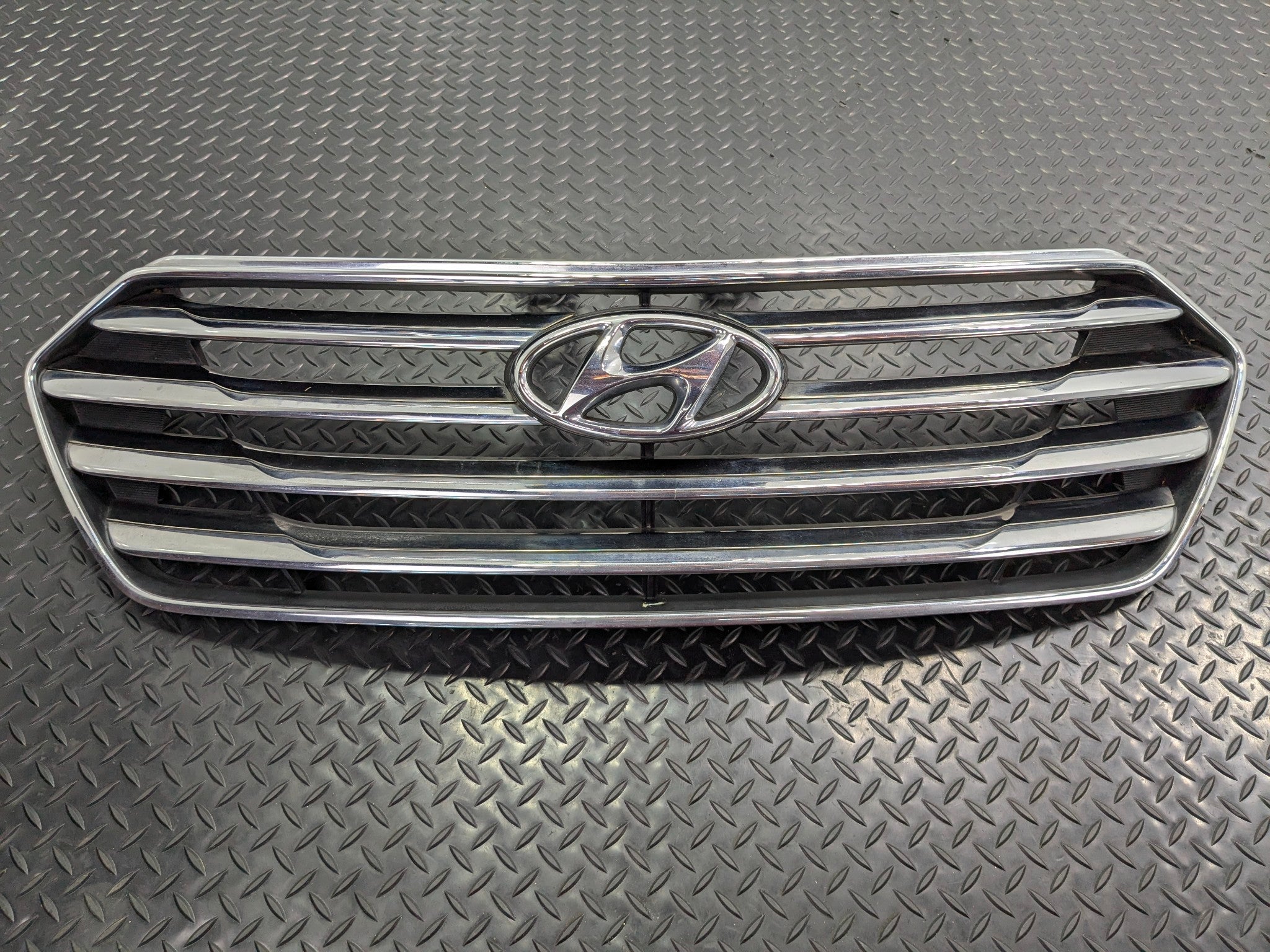 2013 - 2019 OEM HYUNDAI SANTA FE FRONT UPPER BUMPER CENTER GRILLE WITH EMBLEM