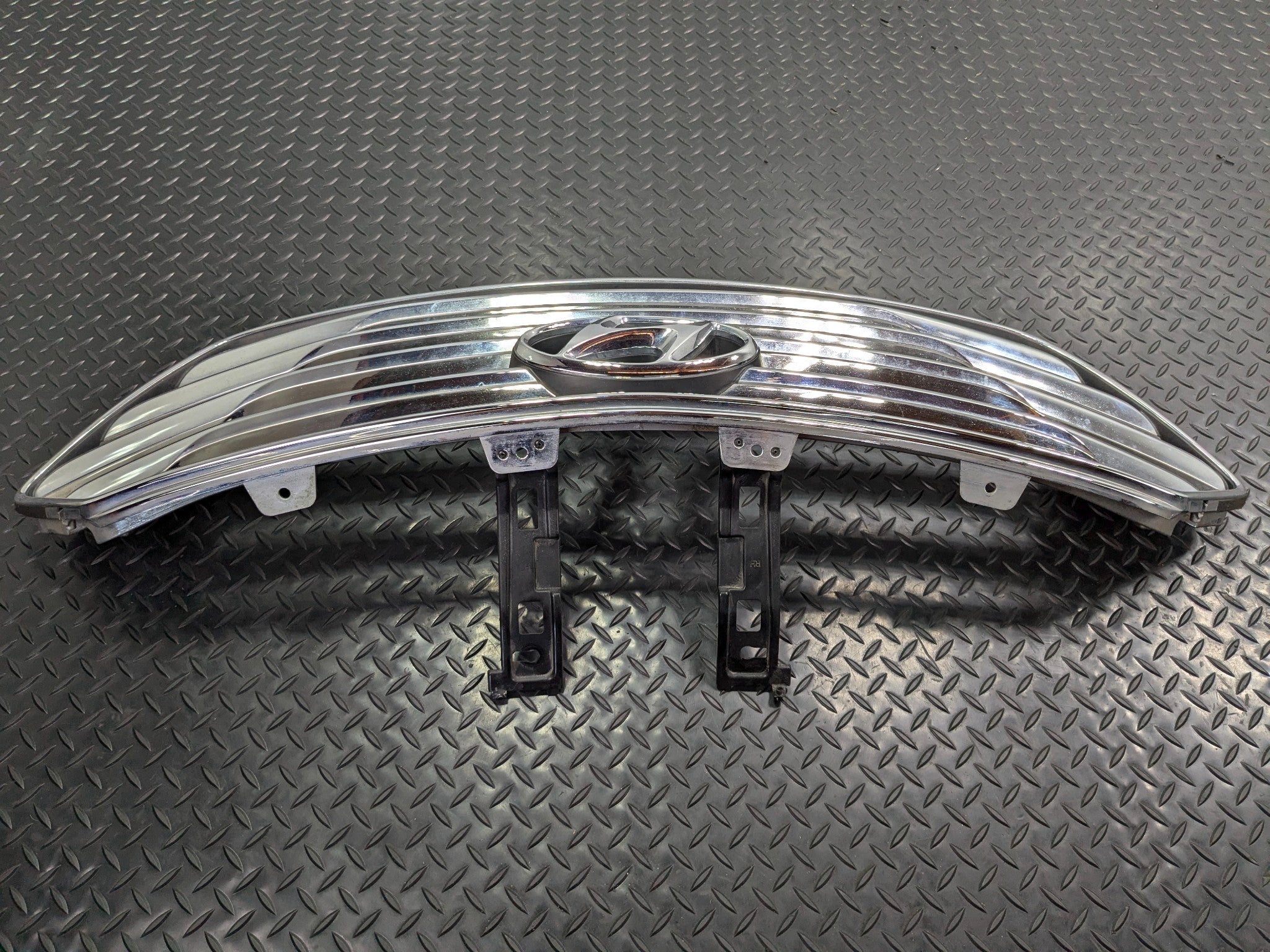 2013 - 2019 OEM HYUNDAI SANTA FE FRONT UPPER BUMPER CENTER GRILLE WITH EMBLEM
