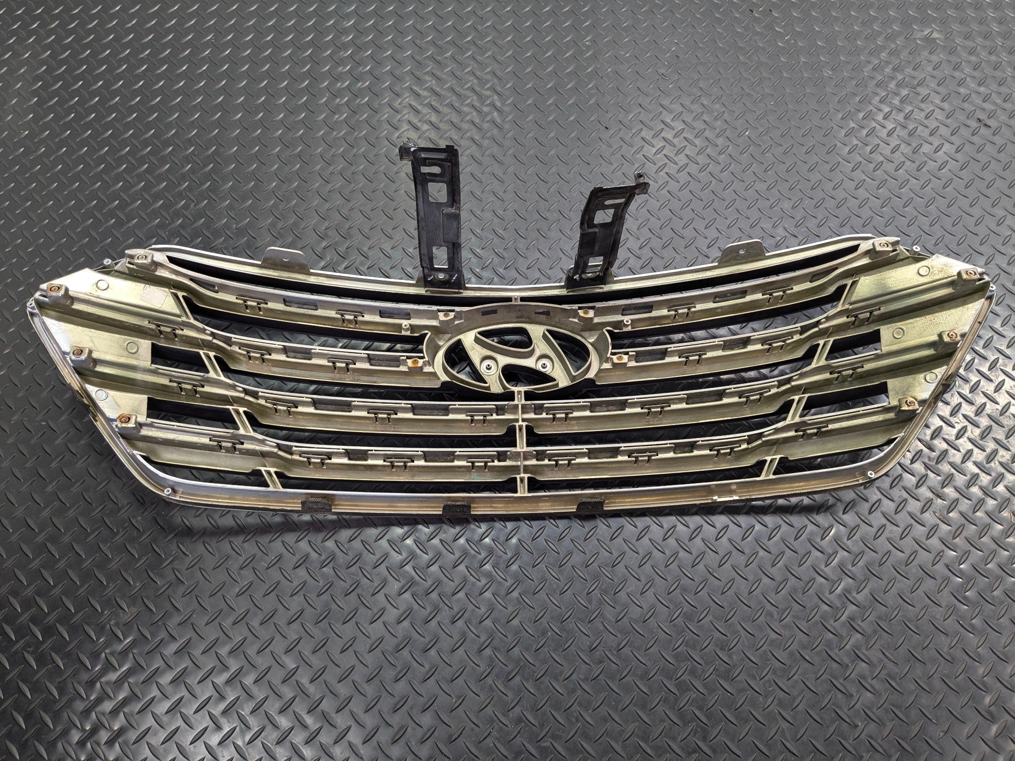 2013 - 2019 OEM HYUNDAI SANTA FE FRONT UPPER BUMPER CENTER GRILLE WITH EMBLEM