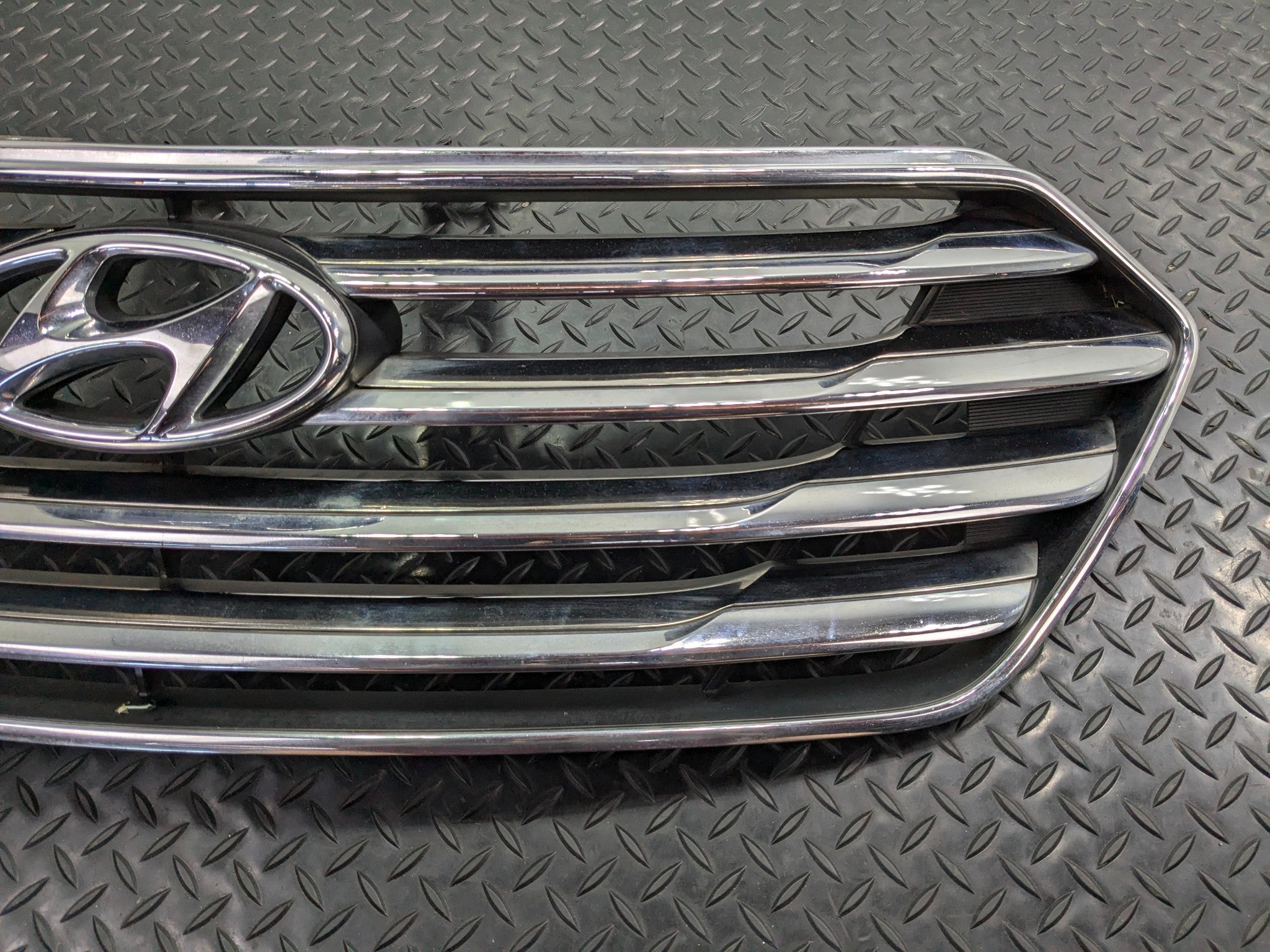 2013 - 2019 OEM HYUNDAI SANTA FE FRONT UPPER BUMPER CENTER GRILLE WITH EMBLEM