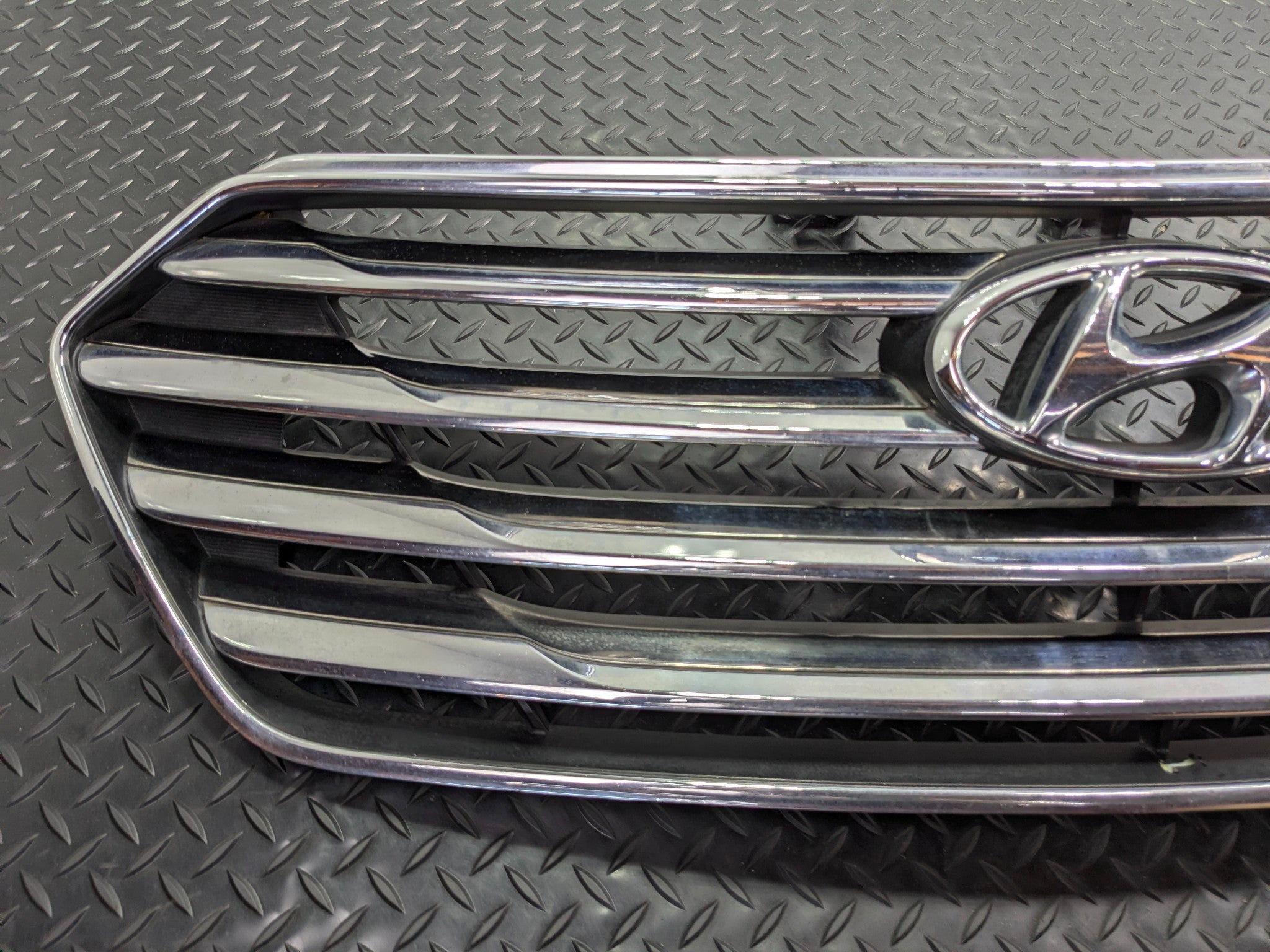 2013 - 2019 OEM HYUNDAI SANTA FE FRONT UPPER BUMPER CENTER GRILLE WITH EMBLEM