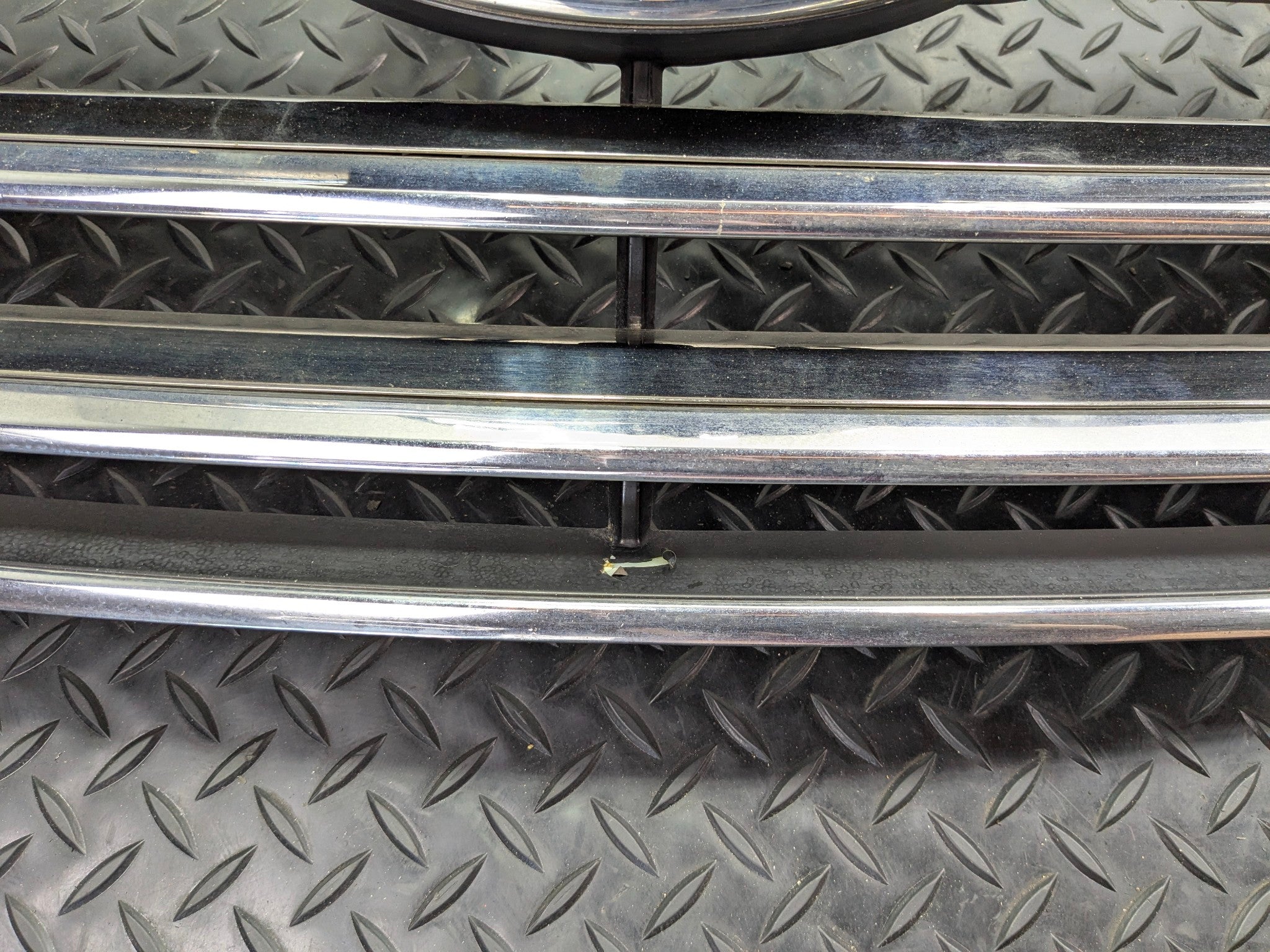 2013 - 2019 OEM HYUNDAI SANTA FE FRONT UPPER BUMPER CENTER GRILLE WITH EMBLEM