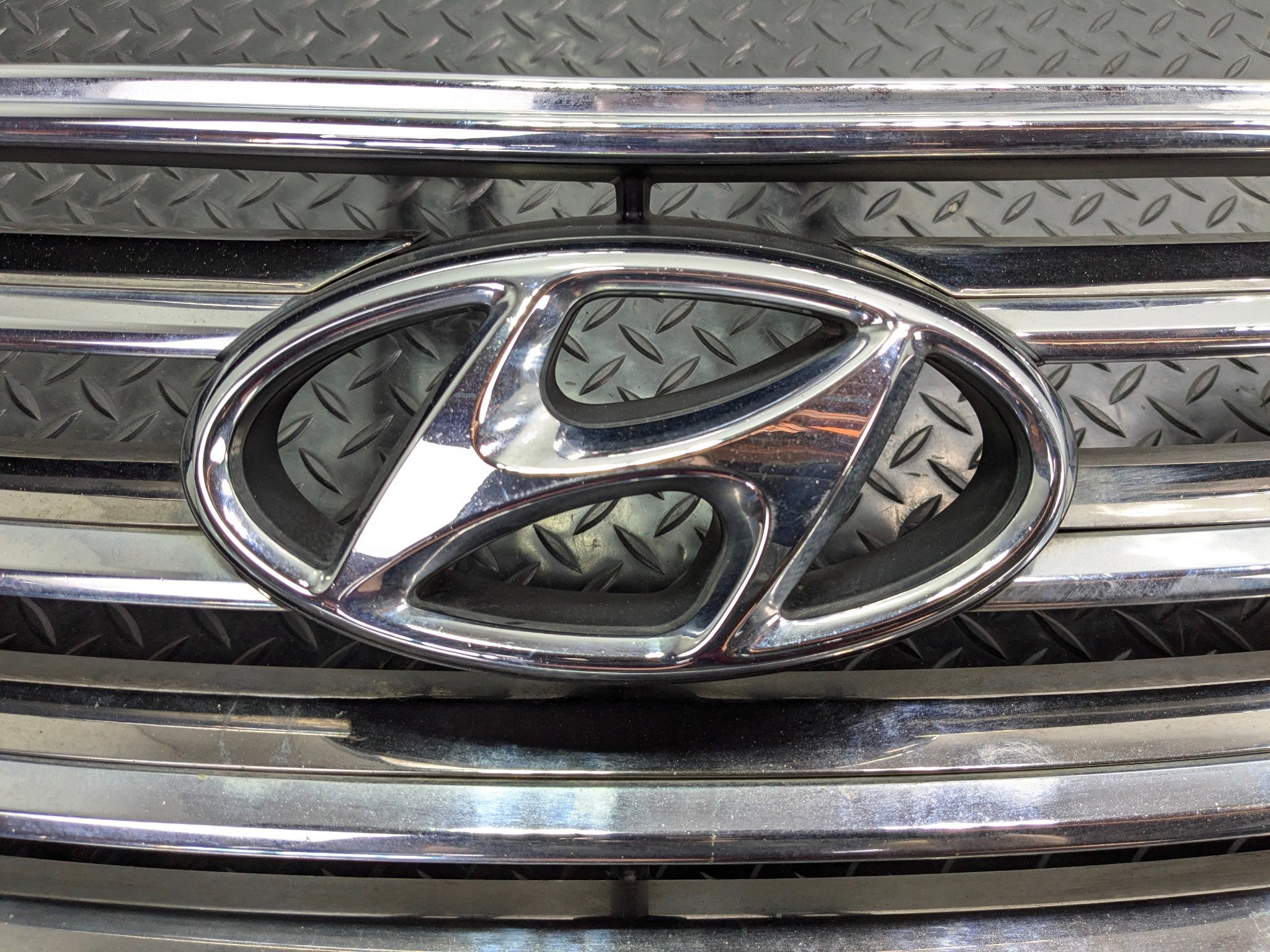 2013 - 2019 OEM HYUNDAI SANTA FE FRONT UPPER BUMPER CENTER GRILLE WITH EMBLEM