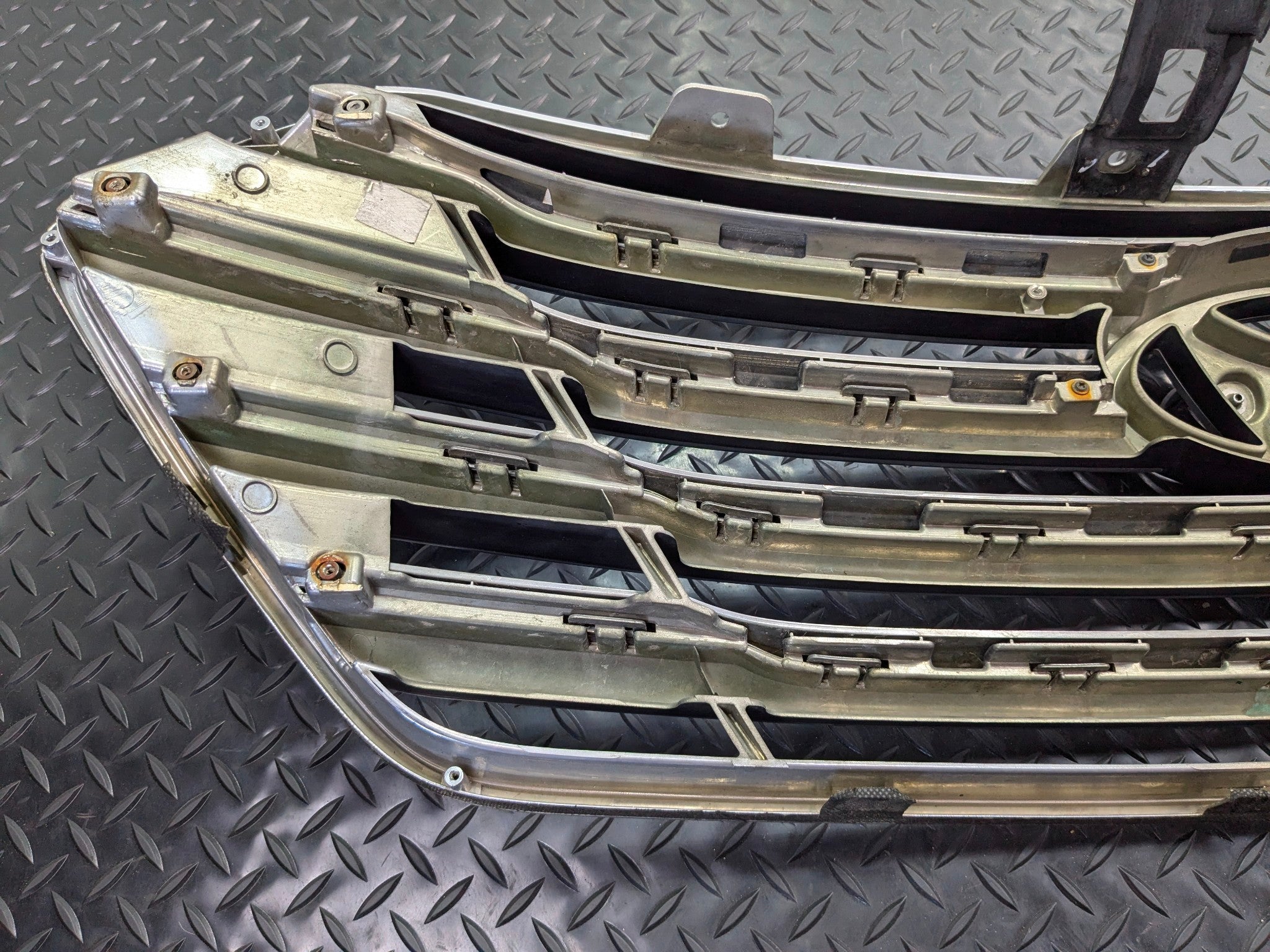 2013 - 2019 OEM HYUNDAI SANTA FE FRONT UPPER BUMPER CENTER GRILLE WITH EMBLEM