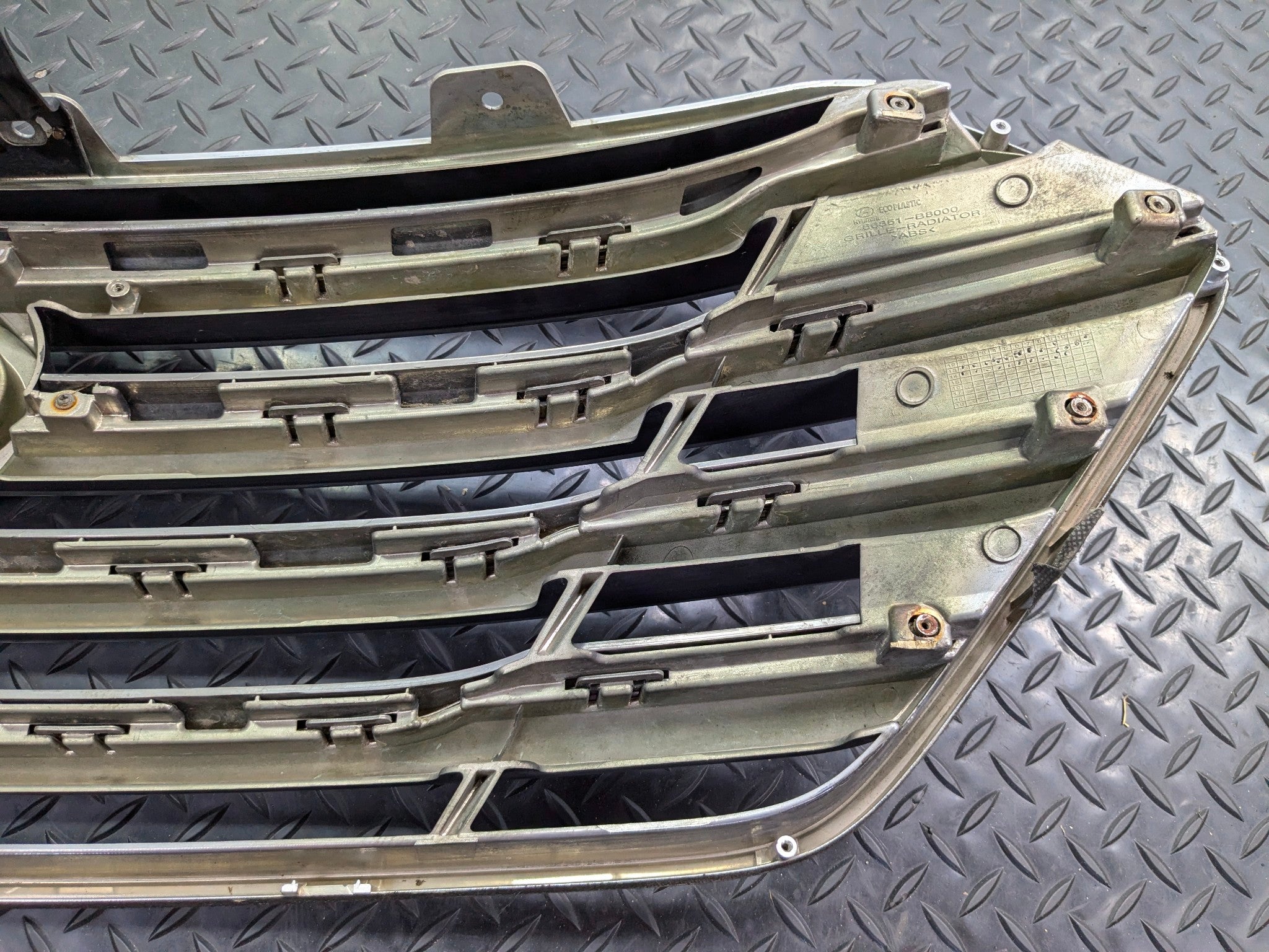 2013 - 2019 OEM HYUNDAI SANTA FE FRONT UPPER BUMPER CENTER GRILLE WITH EMBLEM