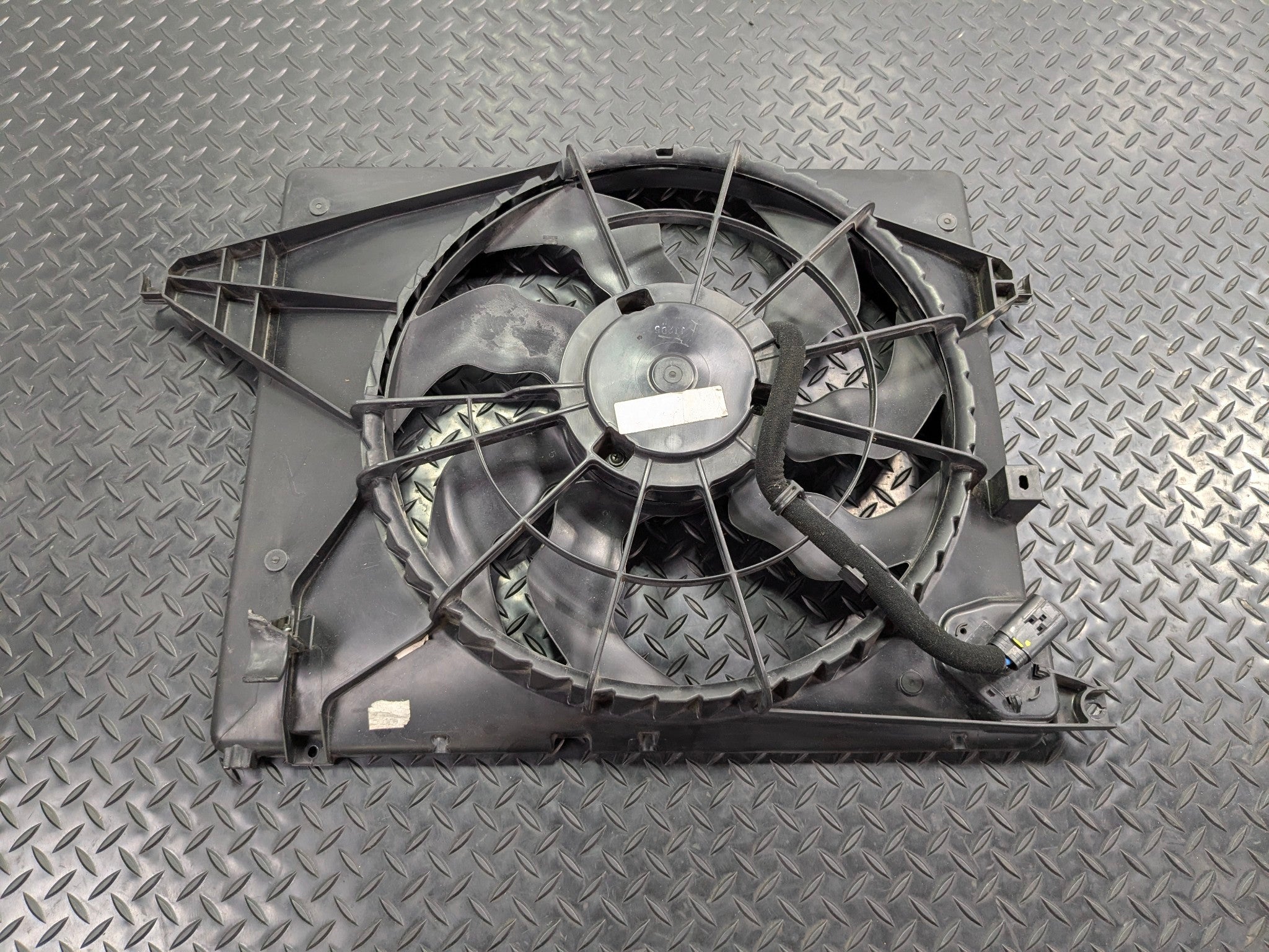 2013 - 2019 OEM HYUNDAI SANTA FE ENGINE MOTOR COOLING RADIATOR FAN ASSEMBLY