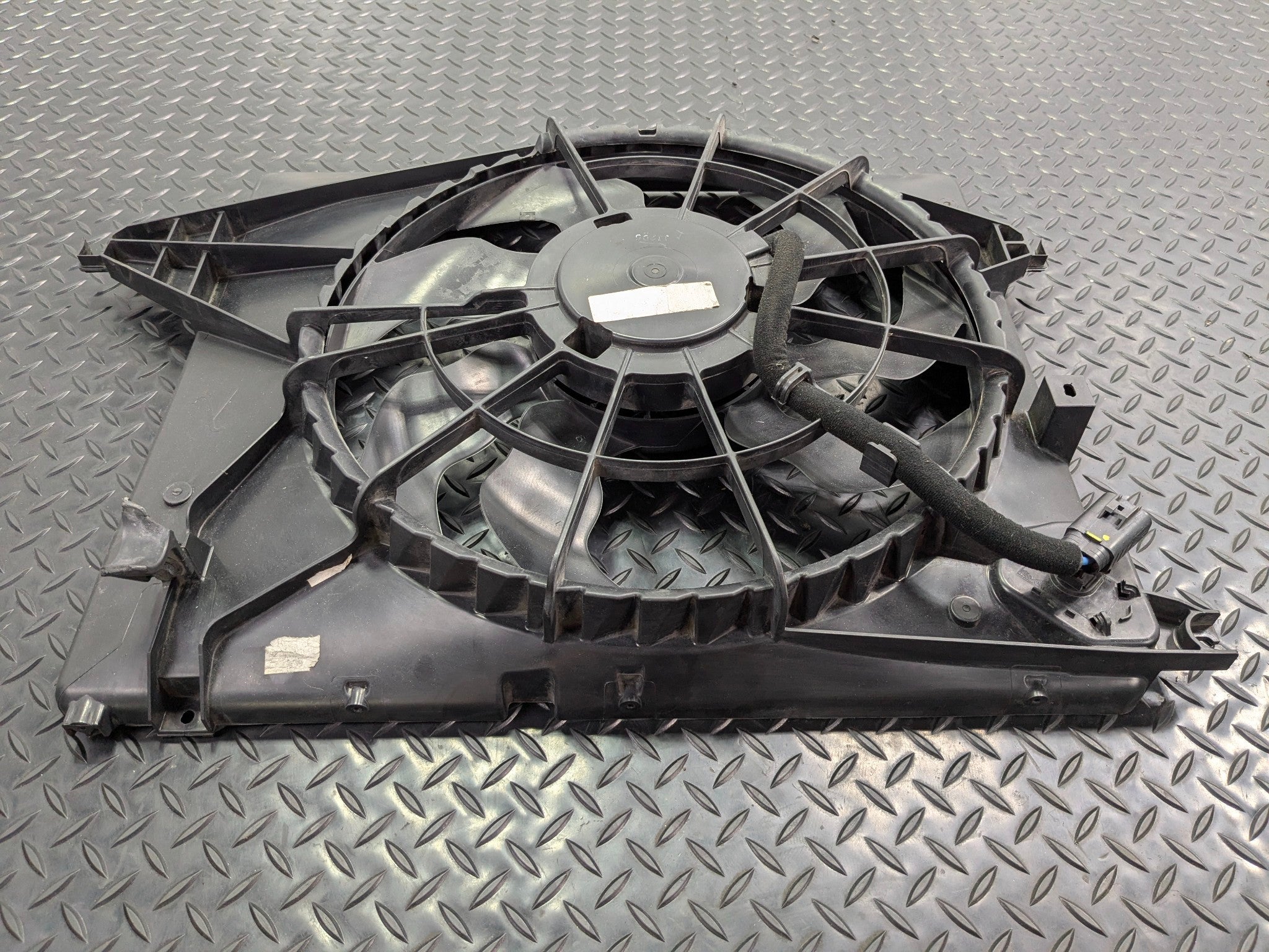 2013 - 2019 OEM HYUNDAI SANTA FE ENGINE MOTOR COOLING RADIATOR FAN ASSEMBLY
