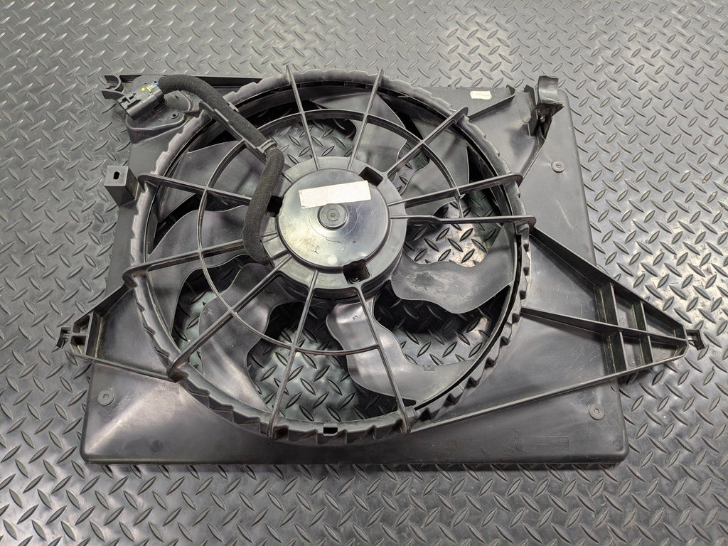 2013 - 2019 OEM HYUNDAI SANTA FE ENGINE MOTOR COOLING RADIATOR FAN ASSEMBLY