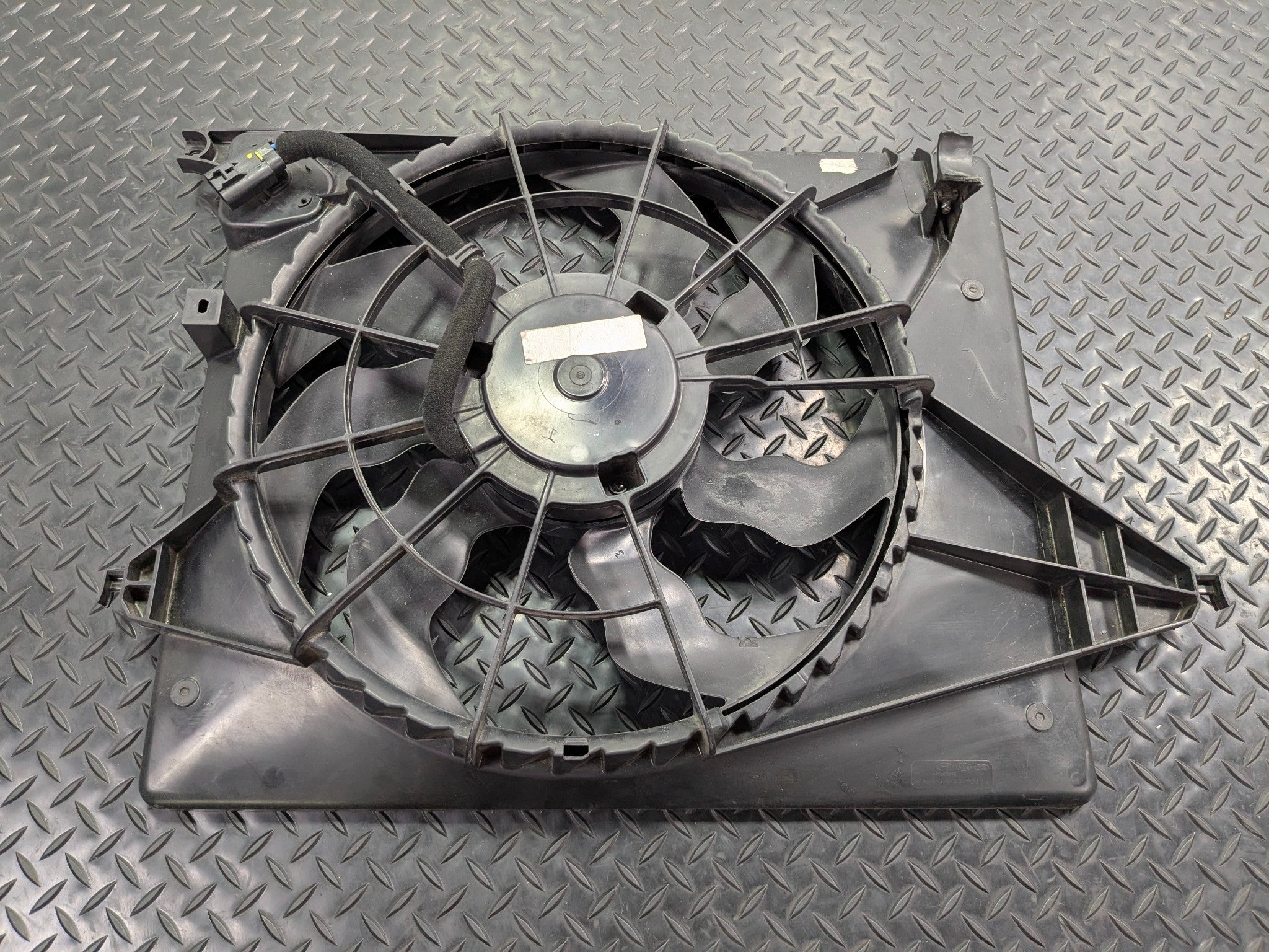 2013 - 2019 OEM HYUNDAI SANTA FE ENGINE MOTOR COOLING RADIATOR FAN ASSEMBLY