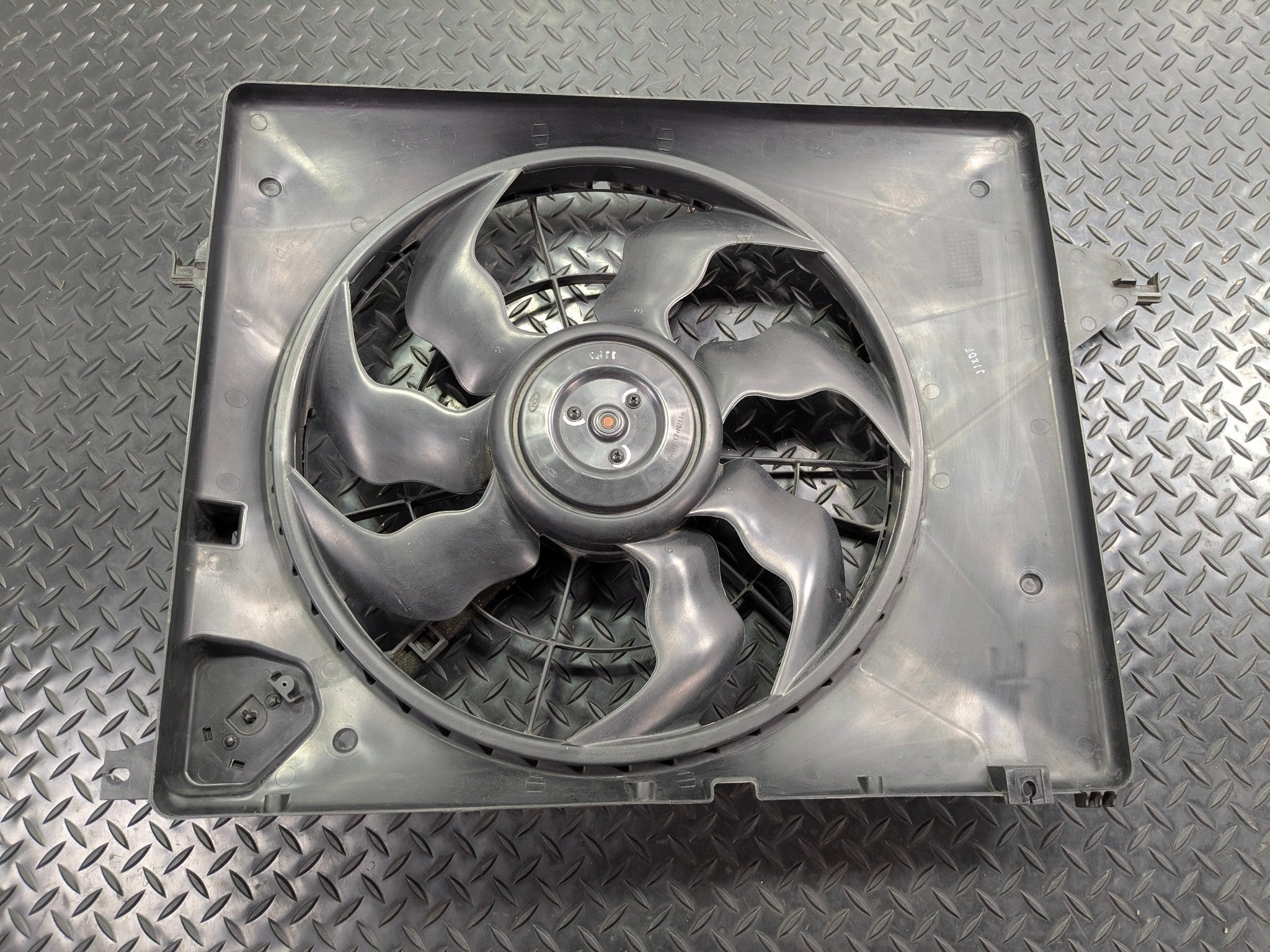 2013 - 2019 OEM HYUNDAI SANTA FE ENGINE MOTOR COOLING RADIATOR FAN ASSEMBLY