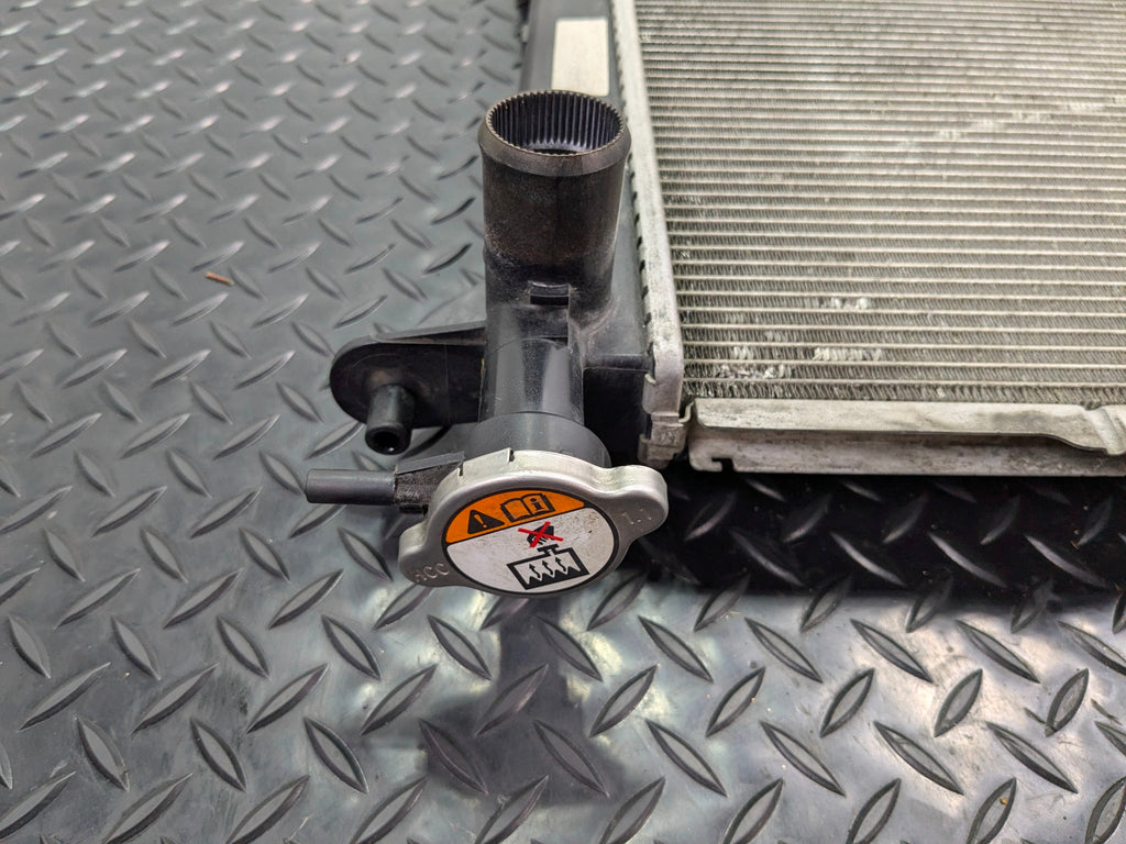 2013 - 2019 OEM HYUNDAI SANTA FE 3.3L ENGINE COOLANT COOLING RADIATOR