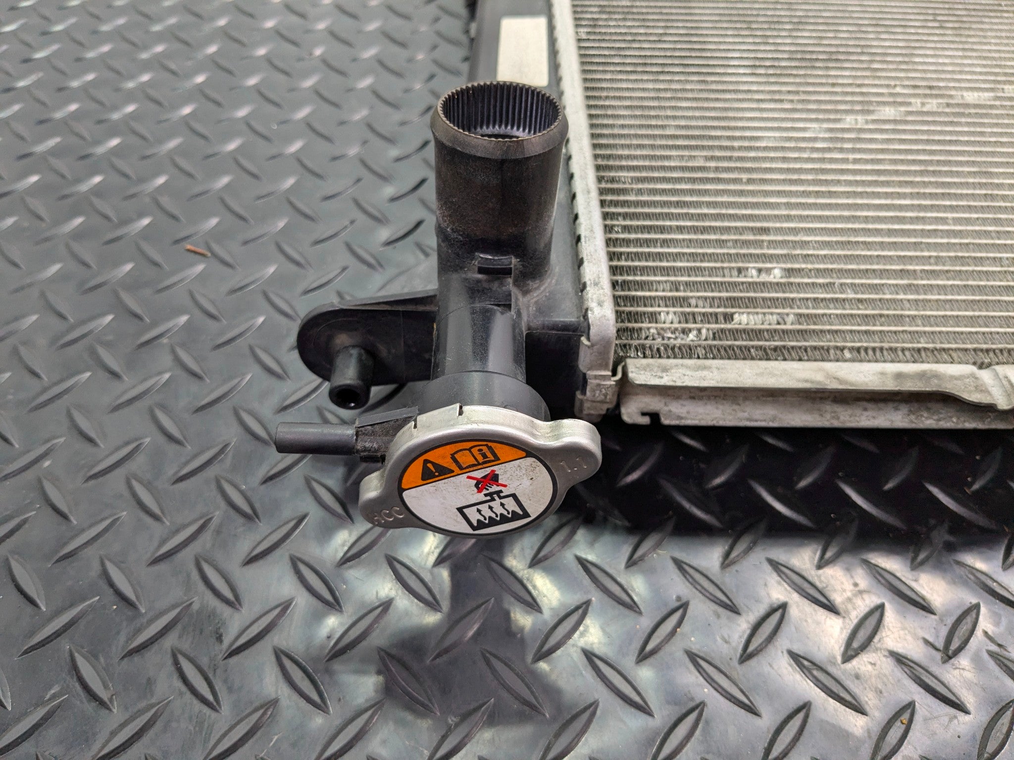 2013 - 2019 OEM HYUNDAI SANTA FE 3.3L ENGINE COOLANT COOLING RADIATOR