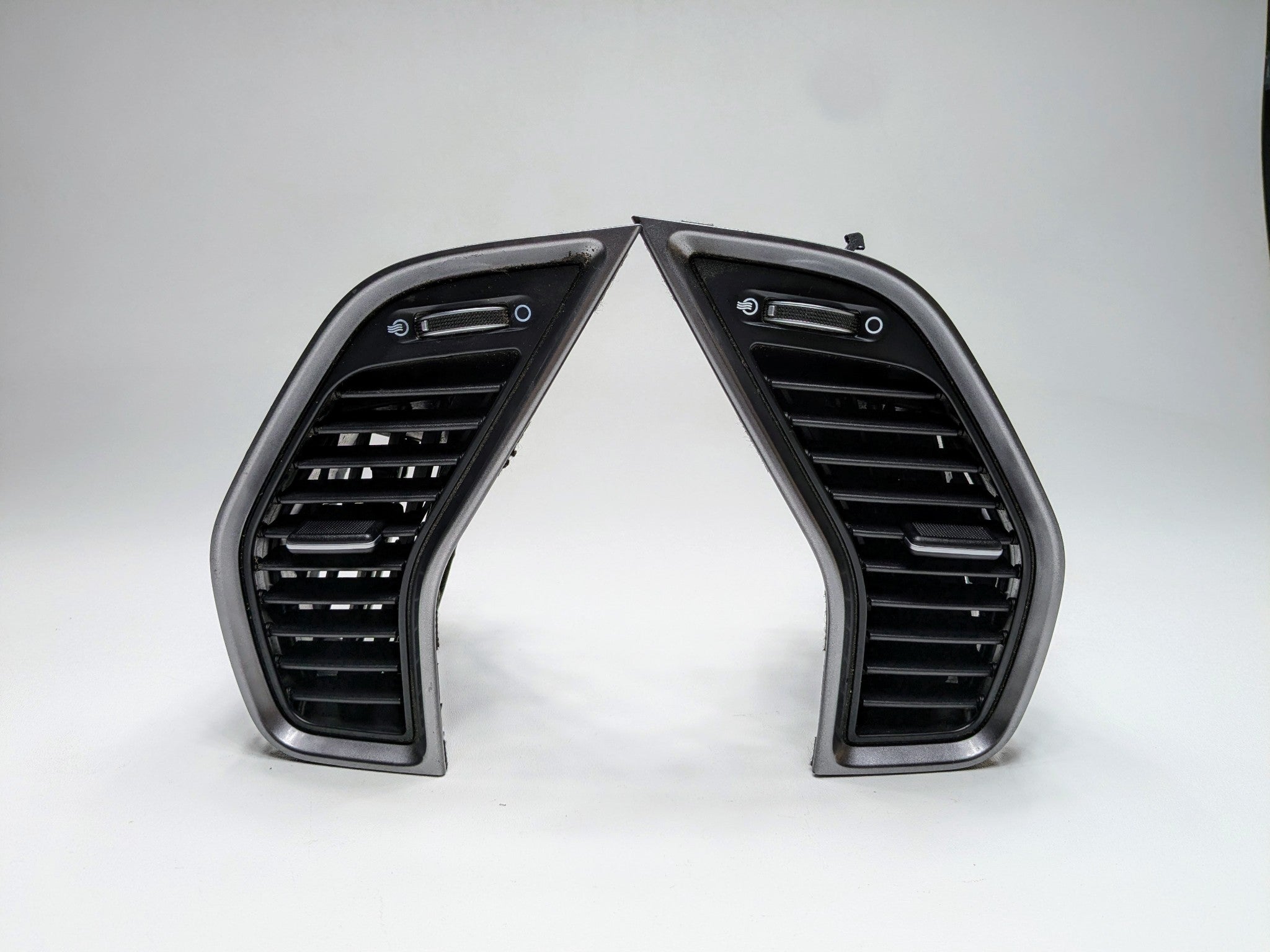 2013 - 2019 OEM HYUNDAI SANTA FE FRONT RIGHT AND LEFT DASH AIR VENT TRIM